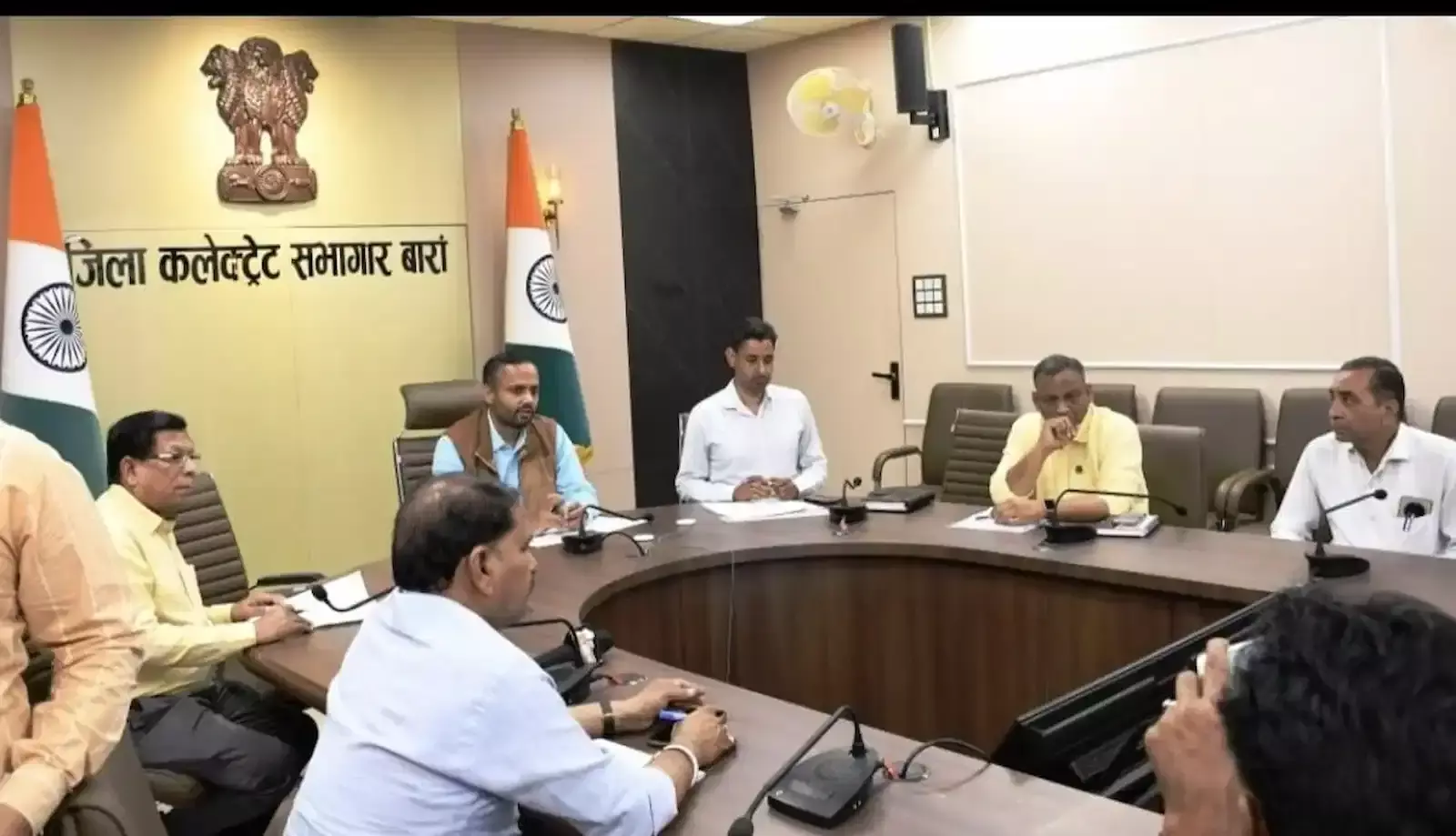 बारां मिनी सचिवालय के सभागार में जिला कलक्टर रोहिताश्व सिंह तोमर अधिकारियों के साथ प्रेस वार्ता के दौरान गैस आपूर्ति पर चर्चा करते हुए। बारां मिनी सचिवालय के सभागार में जिला कलक्टर रोहिताश्व सिंह तोमर अधिकारियों के साथ प्रेस वार्ता के दौरान गैस आपूर्ति पर चर्चा करते हुए।