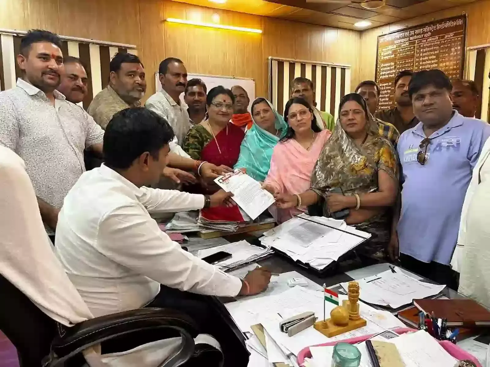 हिंडौन सिटी उपखंड कार्यालय में भाजपा कार्यकर्ता एसडीओ को राष्ट्रपति के अपमान के विरोध में ज्ञापन देते हुए। हिंडौन सिटी उपखंड कार्यालय में भाजपा कार्यकर्ता एसडीओ को राष्ट्रपति के अपमान के विरोध में ज्ञापन देते हुए।