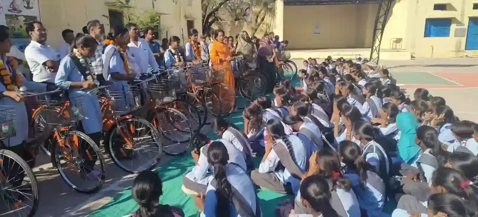 बेगूं के पीएमश्री विद्यालय में छात्राओं को साइकिल बांटते अतिथि और शिक्षकगण बेगूं के पीएमश्री विद्यालय में छात्राओं को साइकिल बांटते अतिथि और शिक्षकगण