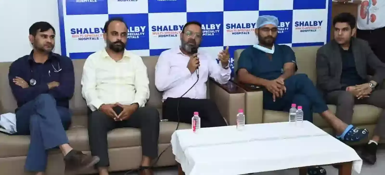 जयपुर के शैल्बी हॉस्पिटल में प्रेस कॉन्फ्रेंस के दौरान मेज पर बैठे डॉक्टर और प्रबंधन अधिकारी किडनी ट्रांसप्लांट की सफलता की जानकारी देते हुए। जयपुर के शैल्बी हॉस्पिटल में प्रेस कॉन्फ्रेंस के दौरान मेज पर बैठे डॉक्टर और प्रबंधन अधिकारी किडनी ट्रांसप्लांट की सफलता की जानकारी देते हुए।