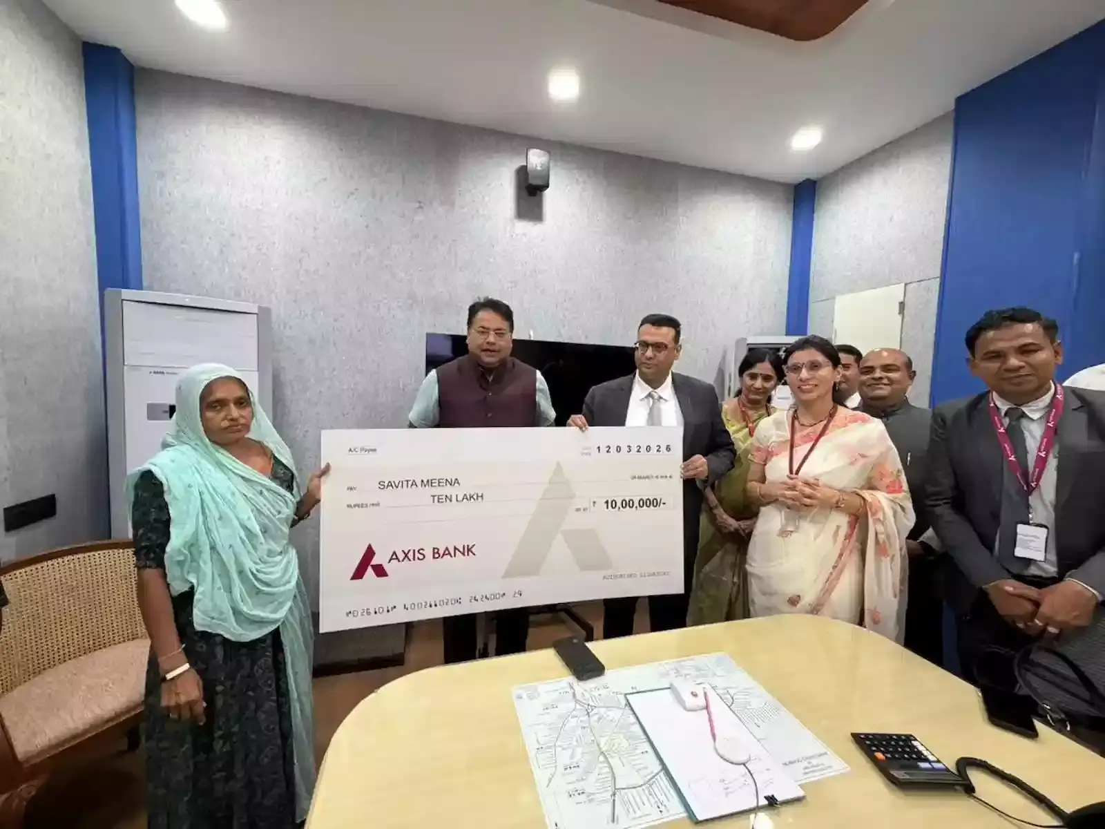 मंडल रेल प्रबंधक कार्यालय अहमदाबाद में अधिकारी दिवंगत रेल कर्मचारियों के परिजनों को सहायता राशि के चेक प्रदान कर रहे हैं। मंडल रेल प्रबंधक कार्यालय अहमदाबाद में अधिकारी दिवंगत रेल कर्मचारियों के परिजनों को सहायता राशि के चेक प्रदान कर रहे हैं।