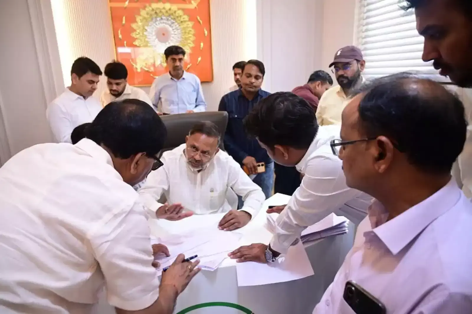 कोटा में विभागीय अधिकारियों के साथ विकास कार्यों की समीक्षा बैठक करते ऊर्जा मंत्री हीरालाल नागर। कोटा में विभागीय अधिकारियों के साथ विकास कार्यों की समीक्षा बैठक करते ऊर्जा मंत्री हीरालाल नागर।