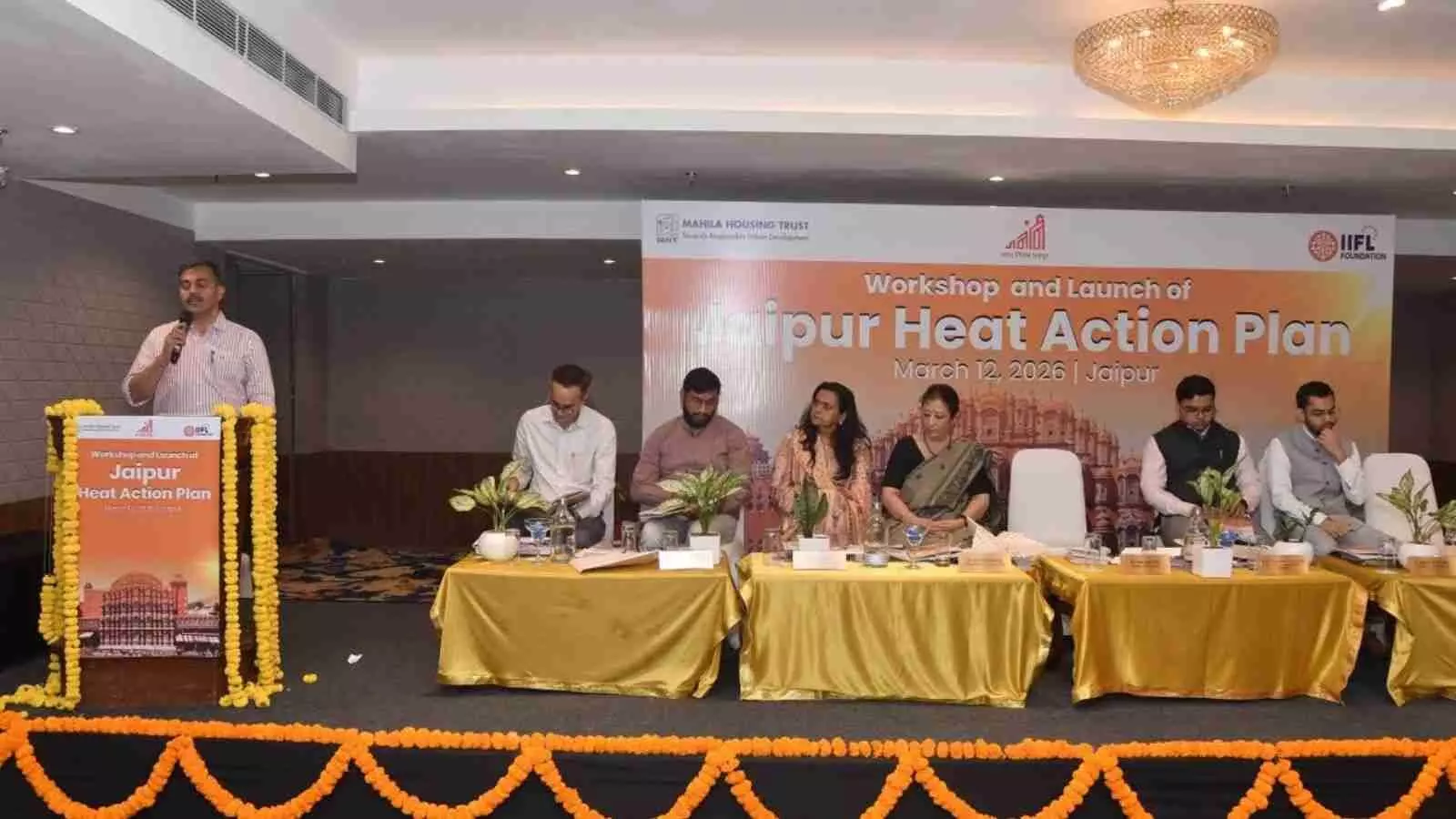 जयपुर नगर निगम की कार्यशाला में अधिकारियों द्वारा जयपुर हीट एक्शन प्लान पुस्तिका का विमोचन किया जा रहा है। जयपुर नगर निगम की कार्यशाला में अधिकारियों द्वारा जयपुर हीट एक्शन प्लान पुस्तिका का विमोचन किया जा रहा है।