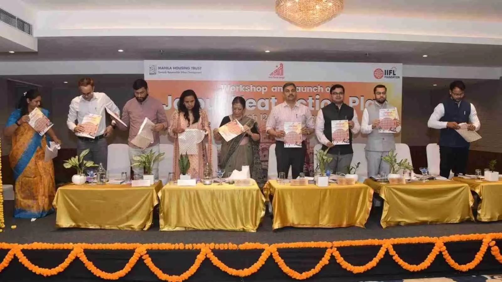 जयपुर में नगर निगम टीम द्वारा टोंक रोड पर सड़क किनारे से अस्थाई अतिक्रमण हटाने की कार्रवाई। जयपुर में नगर निगम टीम द्वारा टोंक रोड पर सड़क किनारे से अस्थाई अतिक्रमण हटाने की कार्रवाई।