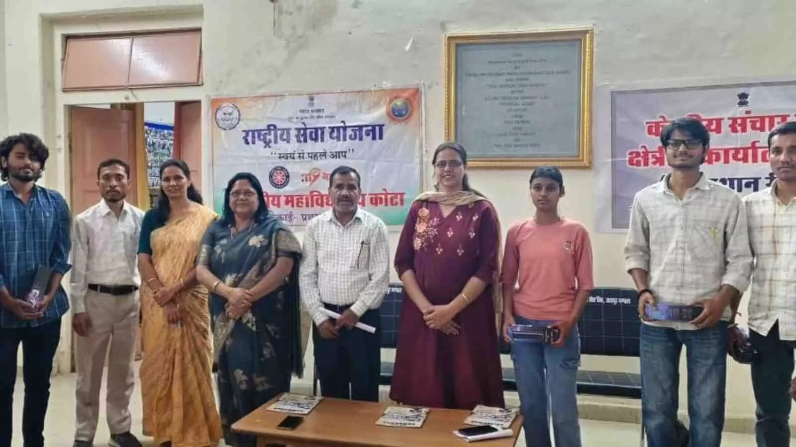 राजकीय महाविद्यालय कोटा के सभागार में दांडी मार्च जागरूकता कार्यक्रम के दौरान मंचासीन अतिथि और उपस्थित प्रतिभागी। राजकीय महाविद्यालय कोटा के सभागार में दांडी मार्च जागरूकता कार्यक्रम के दौरान मंचासीन अतिथि और उपस्थित प्रतिभागी।