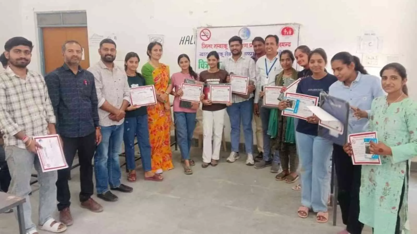 राजकीय महाविद्यालय आमेट में तंबाकू जागरूकता कार्यक्रम के दौरान उपस्थित अधिकारी और विद्यार्थी। राजकीय महाविद्यालय आमेट में तंबाकू जागरूकता कार्यक्रम के दौरान उपस्थित अधिकारी और विद्यार्थी।