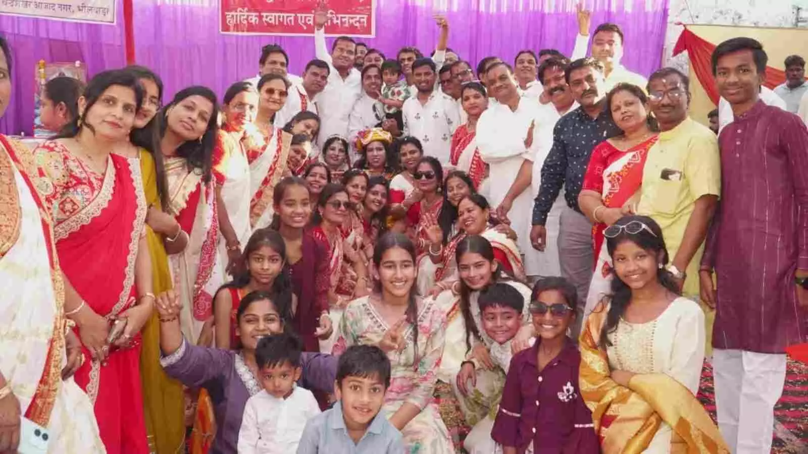 भीलवाड़ा के चंद्रशेखर आजाद नगर में फूलों की होली खेलते माहेश्वरी समाज के लोग और राधा-कृष्ण की सजीव झांकी।