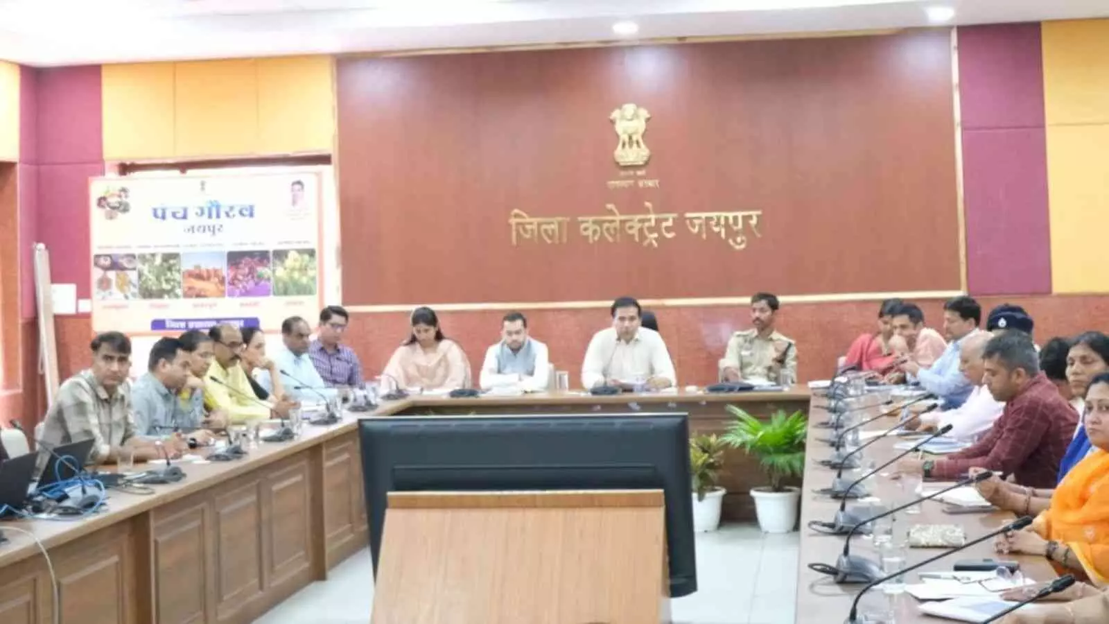 जयपुर की गैस एजेंसी में घरेलू एलपीजी सिलेंडरों के स्टॉक का निरीक्षण करते रसद विभाग के अधिकारी। जयपुर की गैस एजेंसी में घरेलू एलपीजी सिलेंडरों के स्टॉक का निरीक्षण करते रसद विभाग के अधिकारी।