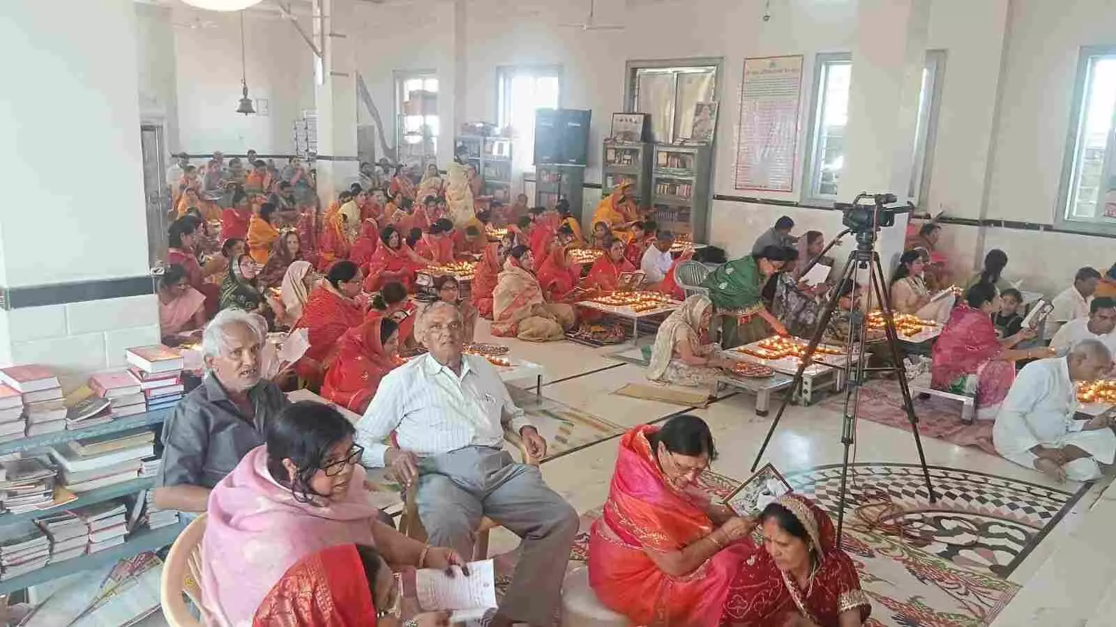 भुसावर के जैन मंदिर परिसर में भगवान आदिनाथ की पालकी यात्रा निकालते हुए श्रद्धालु और उपस्थित जनसमूह। भुसावर के जैन मंदिर परिसर में भगवान आदिनाथ की पालकी यात्रा निकालते हुए श्रद्धालु और उपस्थित जनसमूह।