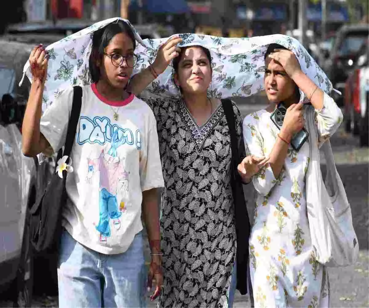 Weather Update- दिल्ली में आज खिली रहेगी तेज धूप- बादलों की लुका-छिपी के बीच बढ़ेगी तपिश Weather Update- दिल्ली में आज खिली रहेगी तेज धूप- बादलों की लुका-छिपी के बीच बढ़ेगी तपिश