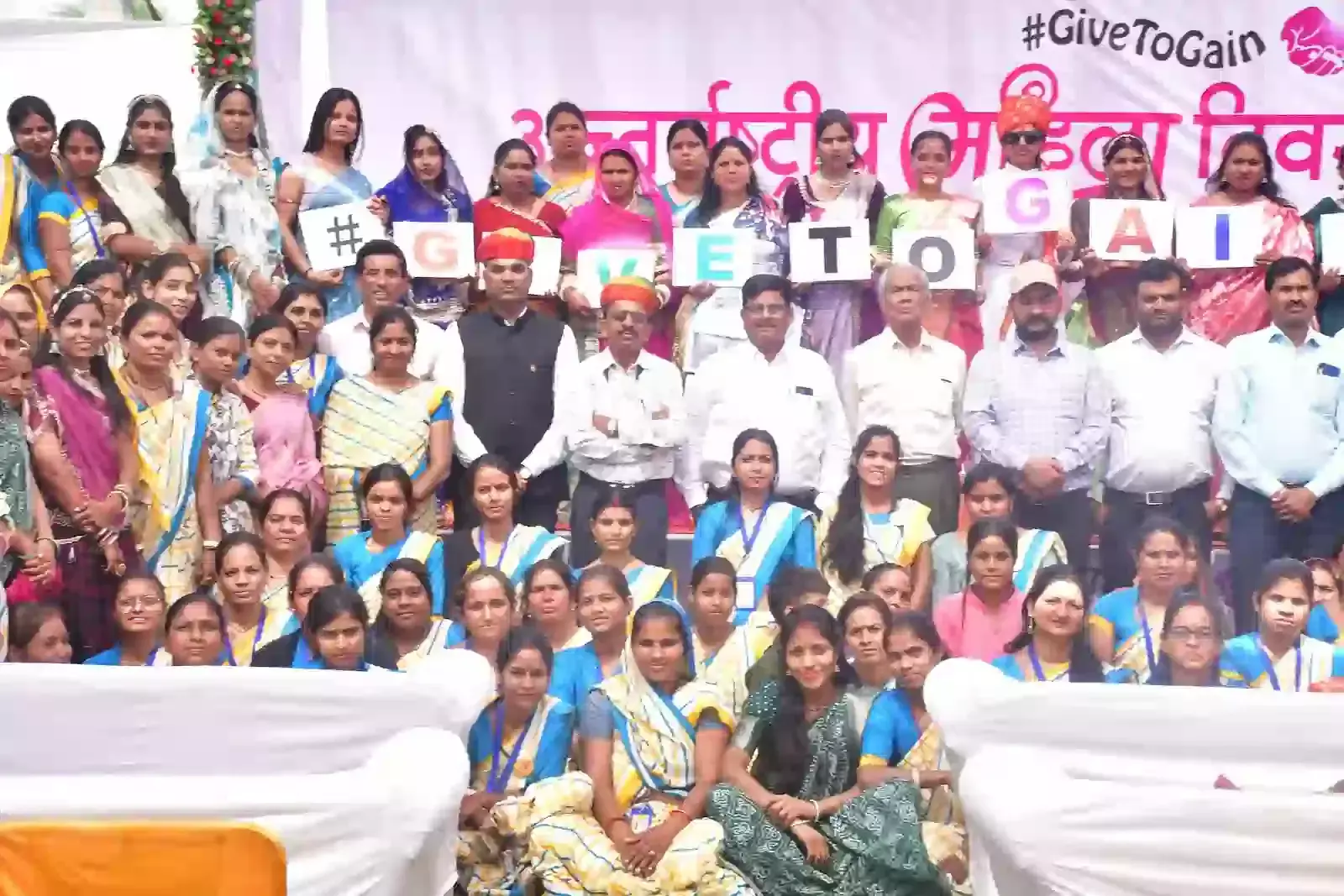 आमेट में डिजिटल सखी परियोजना के सखी उत्सव कार्यक्रम में मंच पर उपस्थित अतिथि और प्रतिभागी महिलाएं। आमेट में डिजिटल सखी परियोजना के सखी उत्सव कार्यक्रम में मंच पर उपस्थित अतिथि और प्रतिभागी महिलाएं।