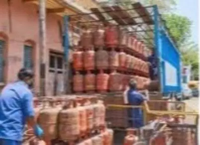 LPG Cylinder Update- गैस की किल्लत नहीं- लेकिन बुकिंग के लिए करना होगा इंतजार LPG Cylinder Update- गैस की किल्लत नहीं- लेकिन बुकिंग के लिए करना होगा इंतजार