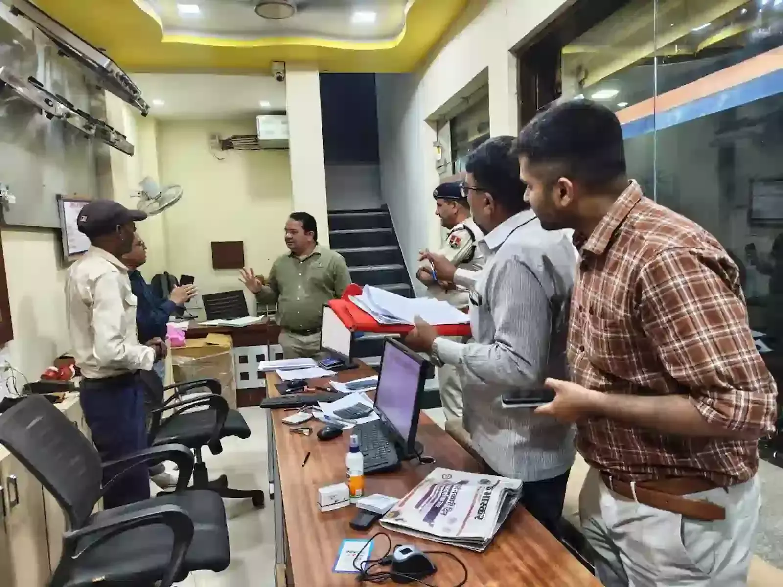 ब्यावर में गैस एजेंसी गोदाम का निरीक्षण करते जिला कलेक्टर कमल राम मीना और पुलिस अधीक्षक रतन सिंह। ब्यावर में गैस एजेंसी गोदाम का निरीक्षण करते जिला कलेक्टर कमल राम मीना और पुलिस अधीक्षक रतन सिंह।