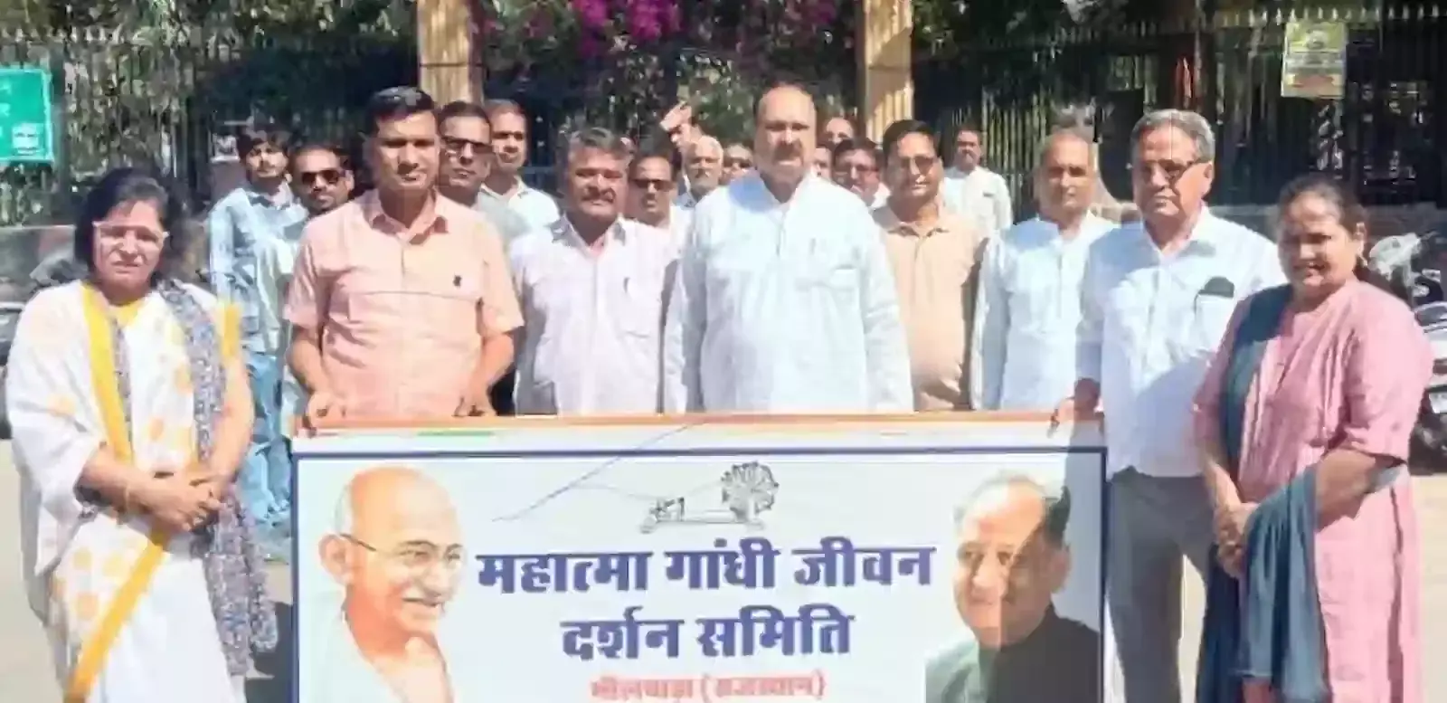 भीलवाड़ा कलेक्ट्रेट परिसर में स्थापित दांडी मार्च यात्रियों की मूर्तियों पर माल्यार्पण करते गांधी विचारक।