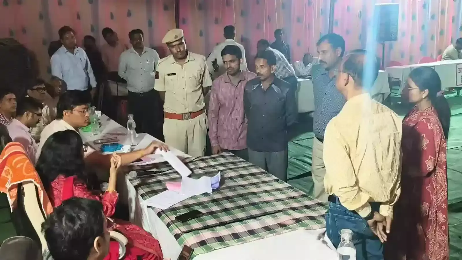 राजकीय उच्च माध्यमिक विद्यालय अचनारा में रात्रि चौपाल के दौरान ग्रामीणों को संबोधित करतीं जिला कलेक्टर डॉ. अंजलि राजोरिया। राजकीय उच्च माध्यमिक विद्यालय अचनारा में रात्रि चौपाल के दौरान ग्रामीणों को संबोधित करतीं जिला कलेक्टर डॉ. अंजलि राजोरिया।
