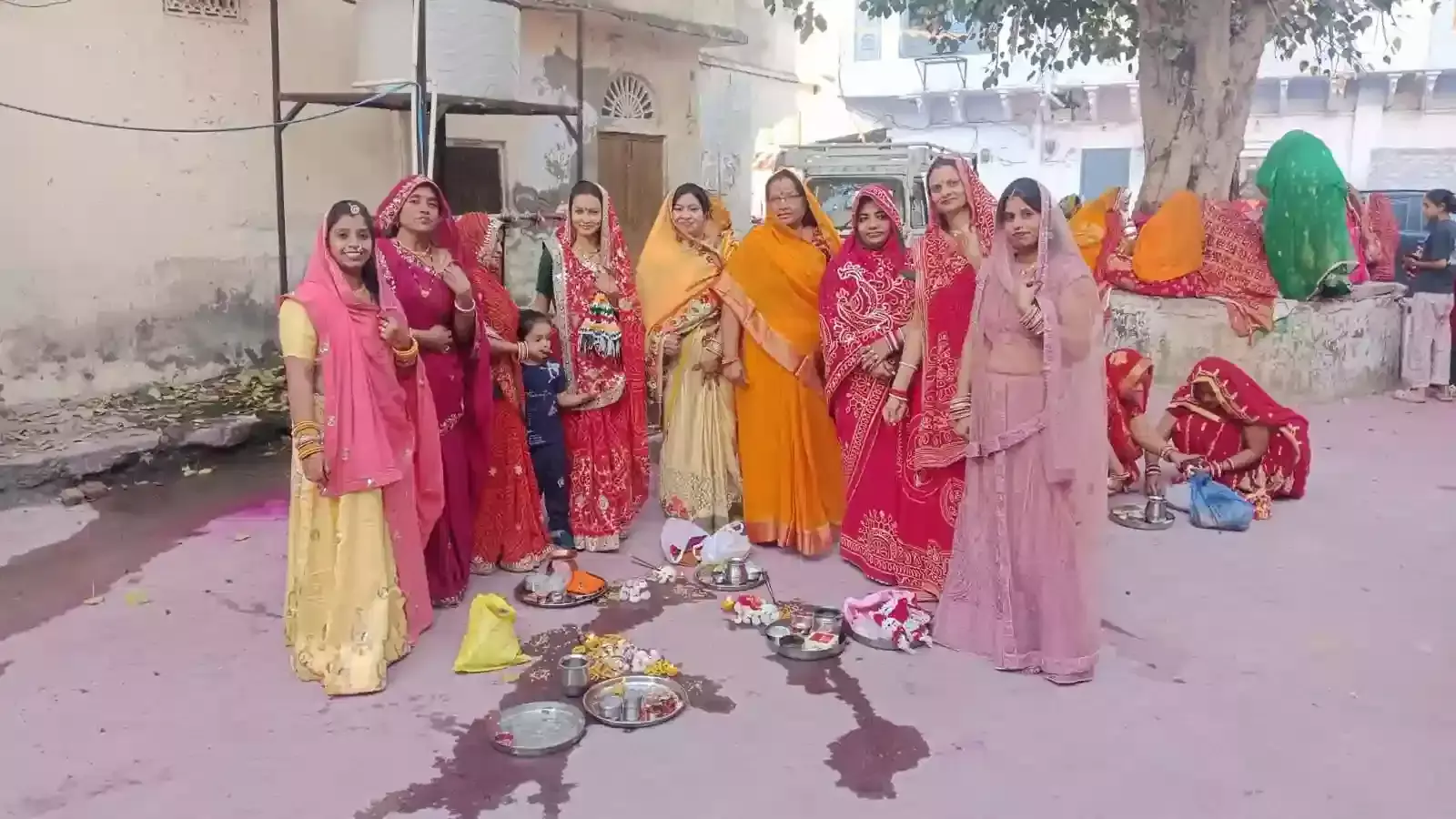 आमेट में पीपल के वृक्ष की परिक्रमा कर पूजा करती हुई सुहागिन महिलाएं दशा माता व्रत के अवसर पर। आमेट में पीपल के वृक्ष की परिक्रमा कर पूजा करती हुई सुहागिन महिलाएं दशा माता व्रत के अवसर पर।