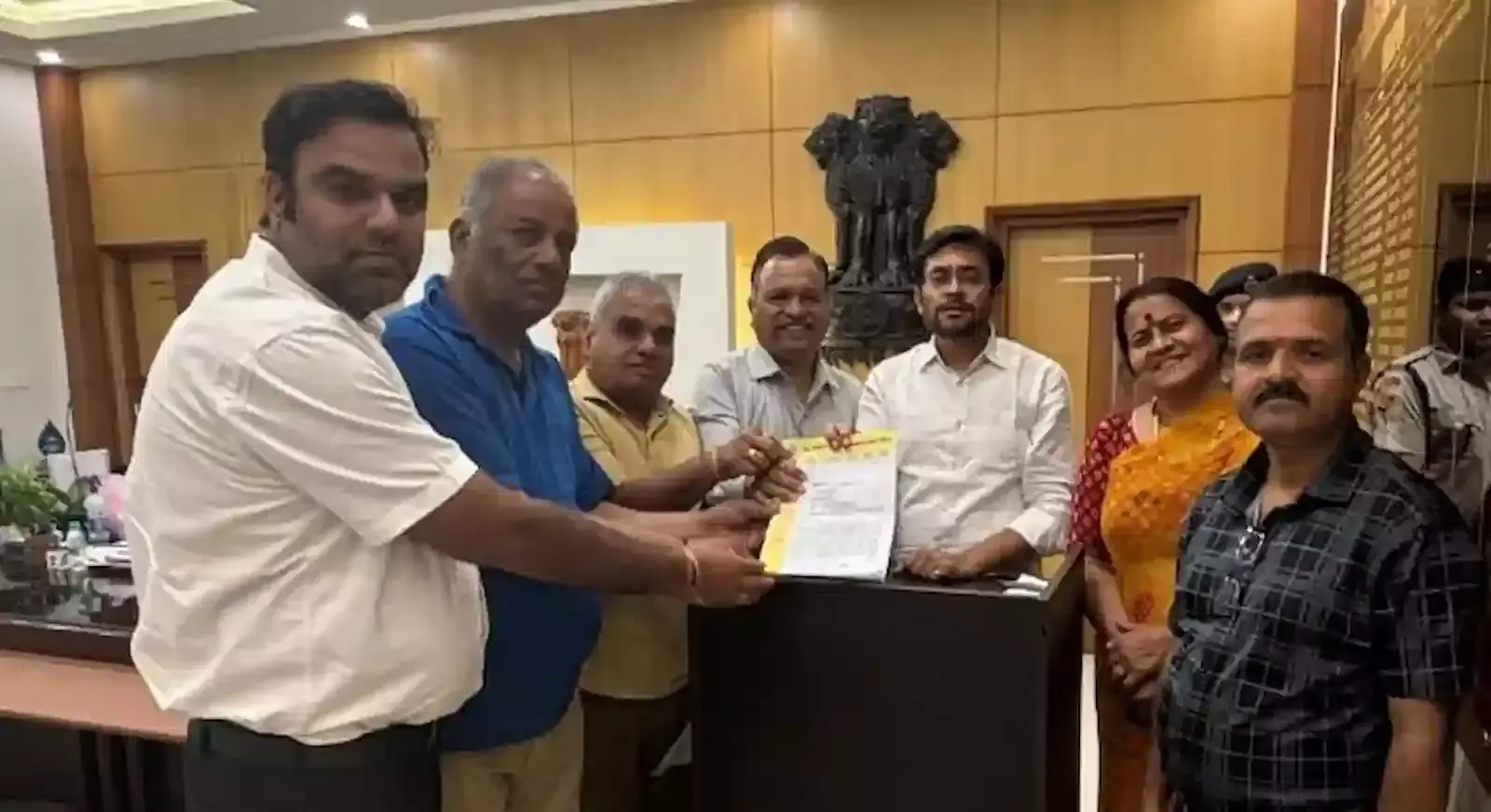 उदयपुर में कलेक्ट्रेट के बाहर ओबीसी जनगणना सर्वे के विरोध में ज्ञापन देते हुए सर्व ओबीसी समाज महापंचायत ट्रस्ट के सदस्य।