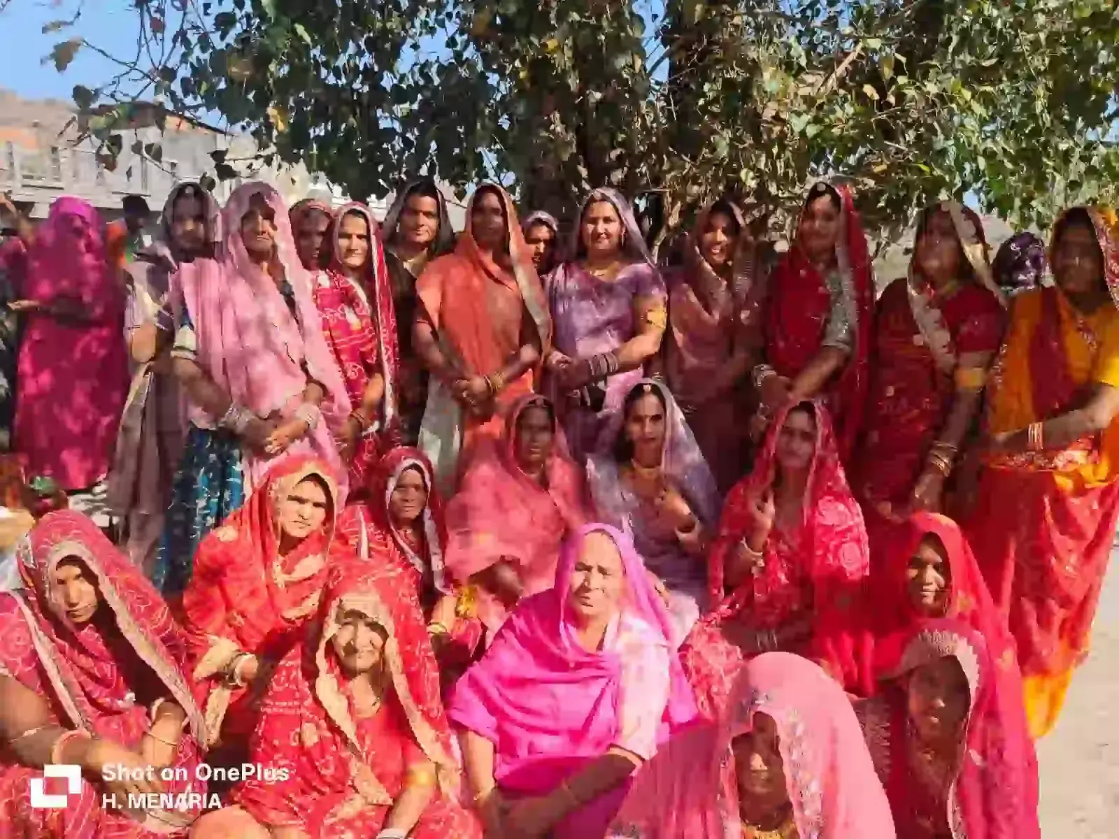 नांदवेल गांव में पारंपरिक वेशभूषा पहने महिलाएं दशा माता की सामूहिक पूजा और कथा कर रही हैं।