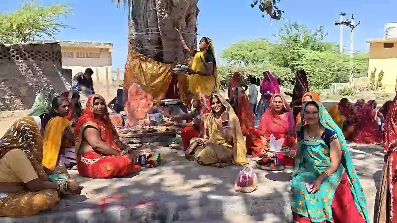 भूपालसागर के मंदिर परिसर में पीपल के पेड़ की परिक्रमा कर पूजा करतीं महिलाएं। भूपालसागर के मंदिर परिसर में पीपल के पेड़ की परिक्रमा कर पूजा करतीं महिलाएं।