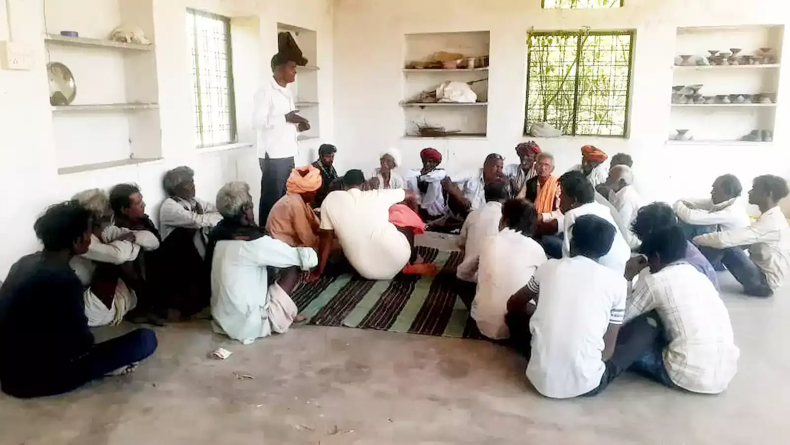 भूपालसागर के झाझडो का खेड़ा में आयोजित भील समाज की बैठक में उपस्थित समाज के लोग भूपालसागर के झाझडो का खेड़ा में आयोजित भील समाज की बैठक में उपस्थित समाज के लोग