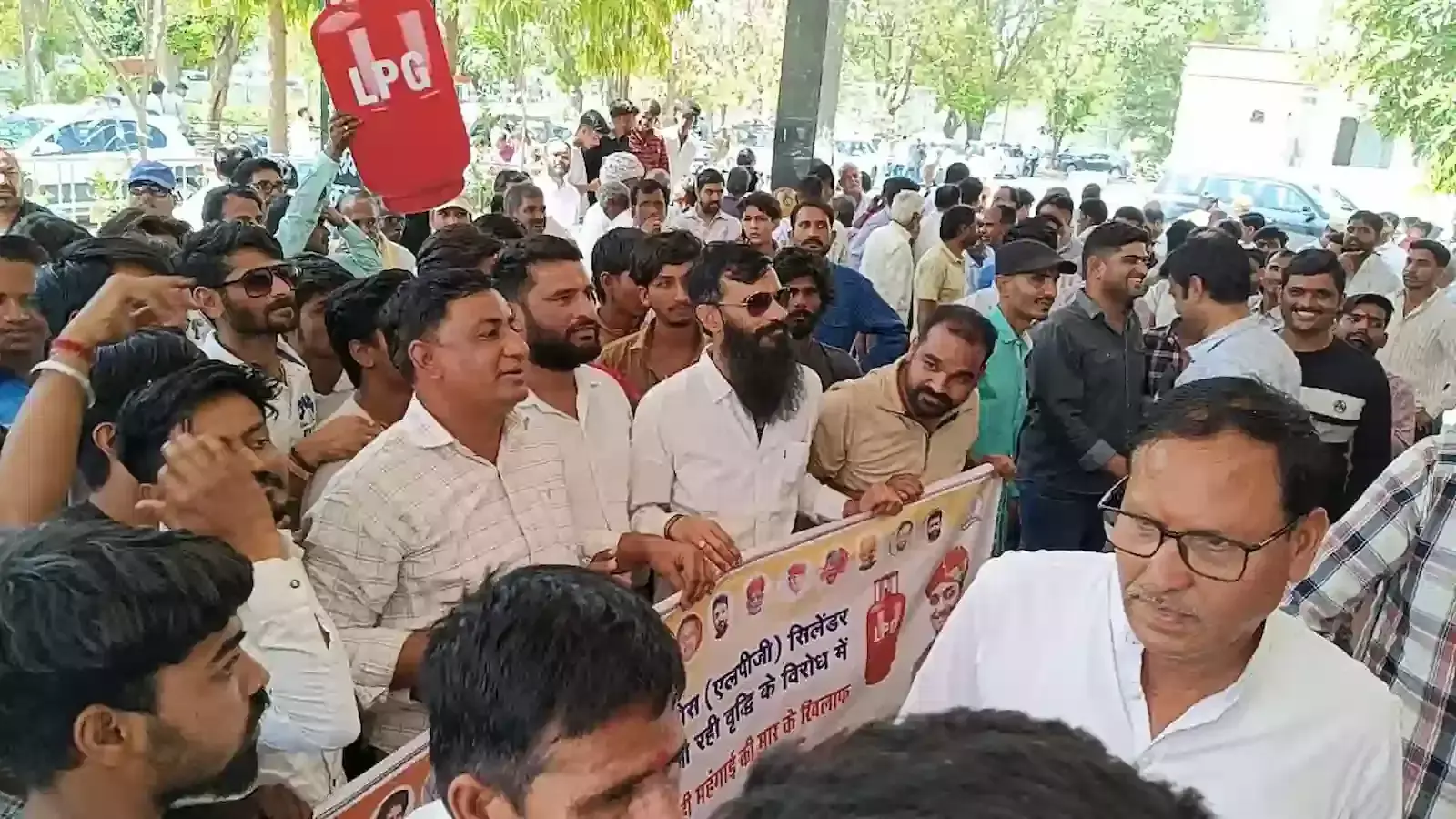 राजसमंद जिला कलेक्ट्रेट पर महंगाई के विरोध में प्रदर्शन करते हुए कांग्रेस कार्यकर्ता और पदाधिकारी। राजसमंद जिला कलेक्ट्रेट पर महंगाई के विरोध में प्रदर्शन करते हुए कांग्रेस कार्यकर्ता और पदाधिकारी।