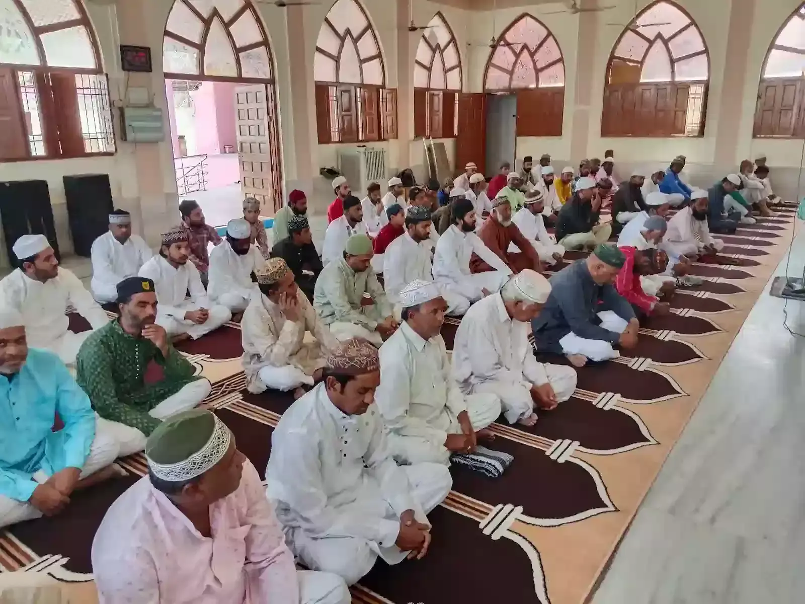 लसाडिया की आला हजरत मस्जिद में अलविदा जुमे की नमाज के दौरान एकत्रित मुस्लिम समाज के लोग। लसाडिया की आला हजरत मस्जिद में अलविदा जुमे की नमाज के दौरान एकत्रित मुस्लिम समाज के लोग।