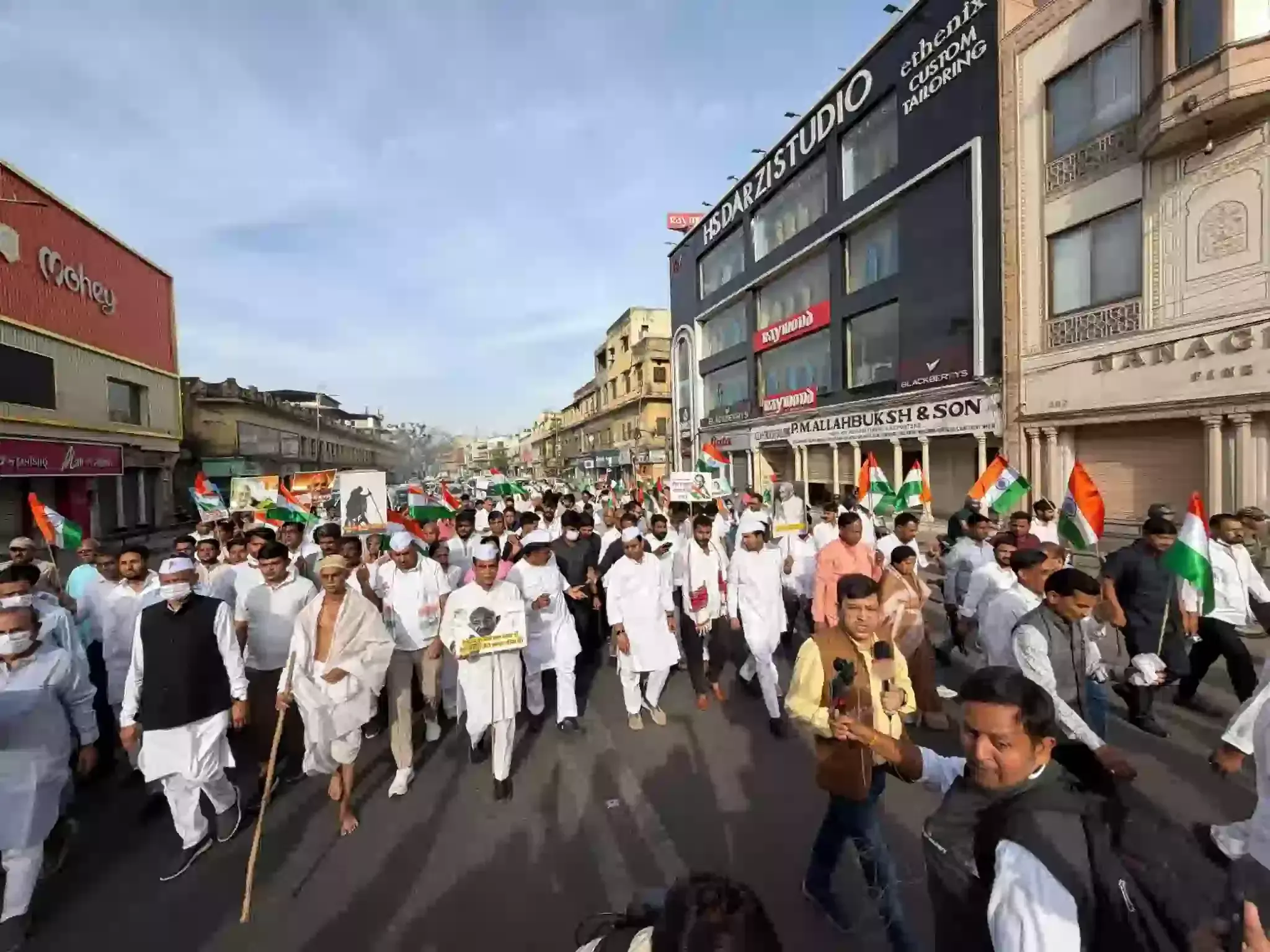 जयपुर में शहीद स्मारक के पास दांडी मार्च निकालते अशोक गहलोत और अन्य कांग्रेस नेता। जयपुर में शहीद स्मारक के पास दांडी मार्च निकालते अशोक गहलोत और अन्य कांग्रेस नेता।