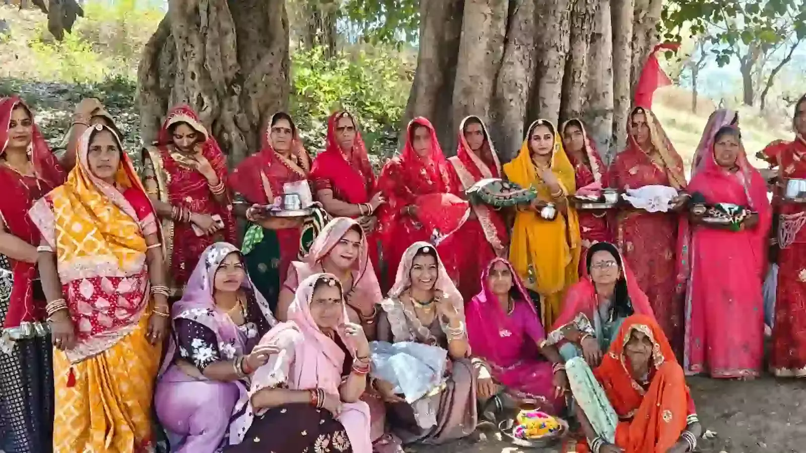 कड़ेचावास गांव में पारंपरिक वेशभूषा पहने महिलाएं दशा माता पूजन और कथा करती हुई।