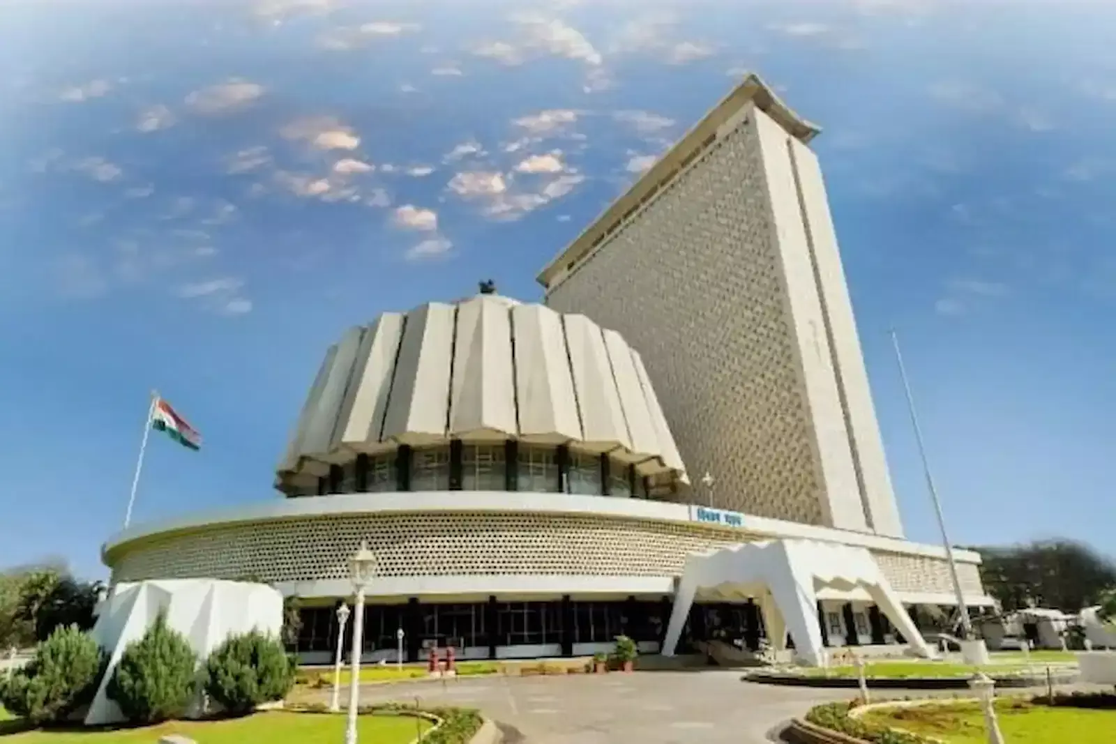 मुंबई विधान भवन परिसर में सुरक्षाकर्मी और पुलिस बल बजट सत्र के दौरान सुरक्षा जांच करते हुए। मुंबई विधान भवन परिसर में सुरक्षाकर्मी और पुलिस बल बजट सत्र के दौरान सुरक्षा जांच करते हुए।