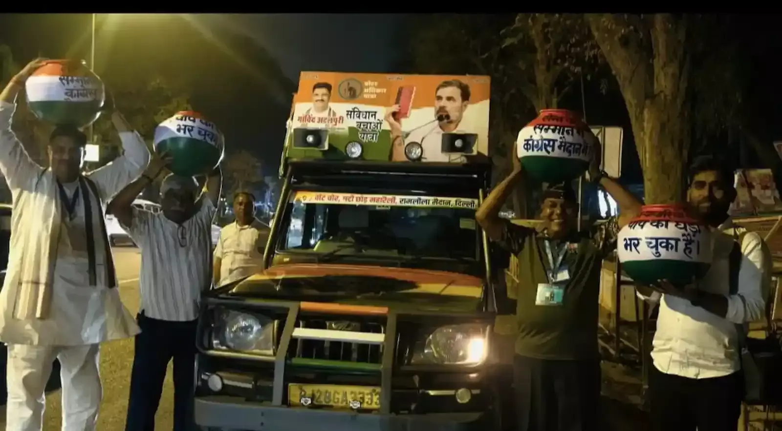 दिल्ली के जंतर-मंतर पर कांग्रेस नेता गोविंद अटलपुरी हाथ में स्लोगन लिखा मटका लेकर सैनिकों के समर्थन में प्रदर्शन कर रहे हैं। दिल्ली के जंतर-मंतर पर कांग्रेस नेता गोविंद अटलपुरी हाथ में स्लोगन लिखा मटका लेकर सैनिकों के समर्थन में प्रदर्शन कर रहे हैं।
