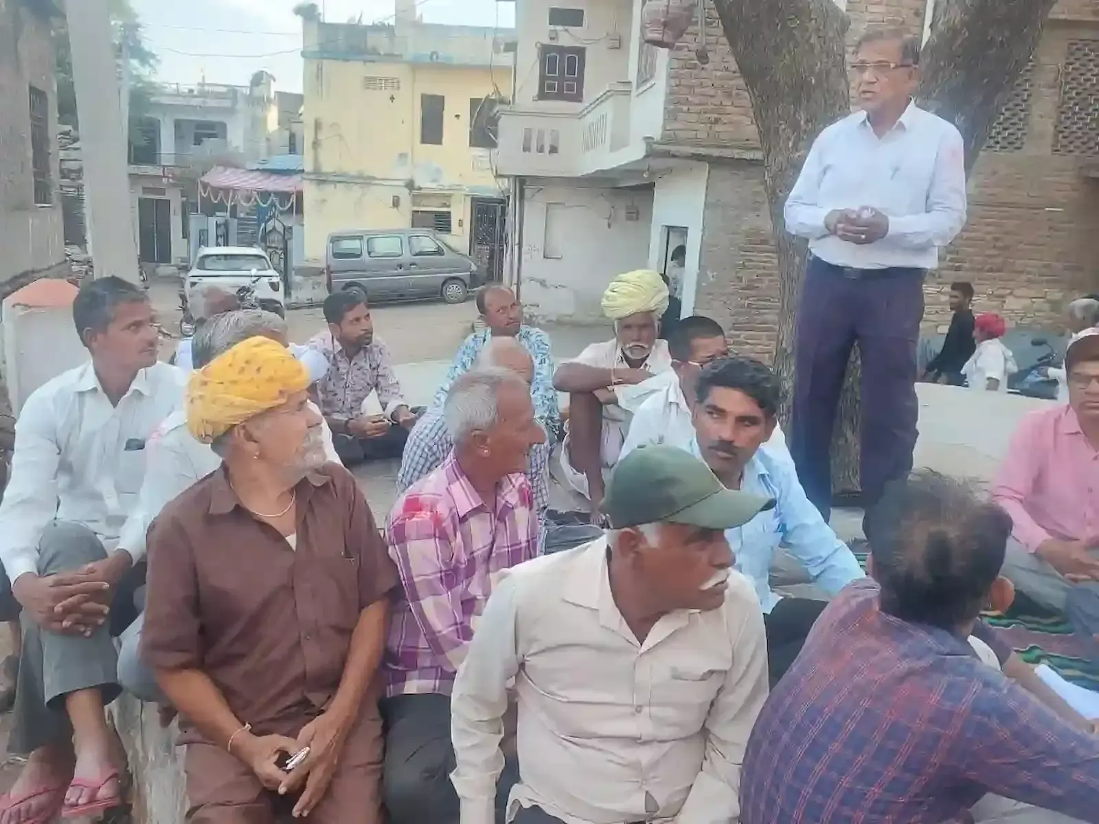 राजसमंद के कनावदा गांव की चौपाल पर किसान और ग्रामीण पर्यावरण संरक्षण एवं प्राकृतिक खेती विषय पर बैठक करते हुए। राजसमंद के कनावदा गांव की चौपाल पर किसान और ग्रामीण पर्यावरण संरक्षण एवं प्राकृतिक खेती विषय पर बैठक करते हुए।