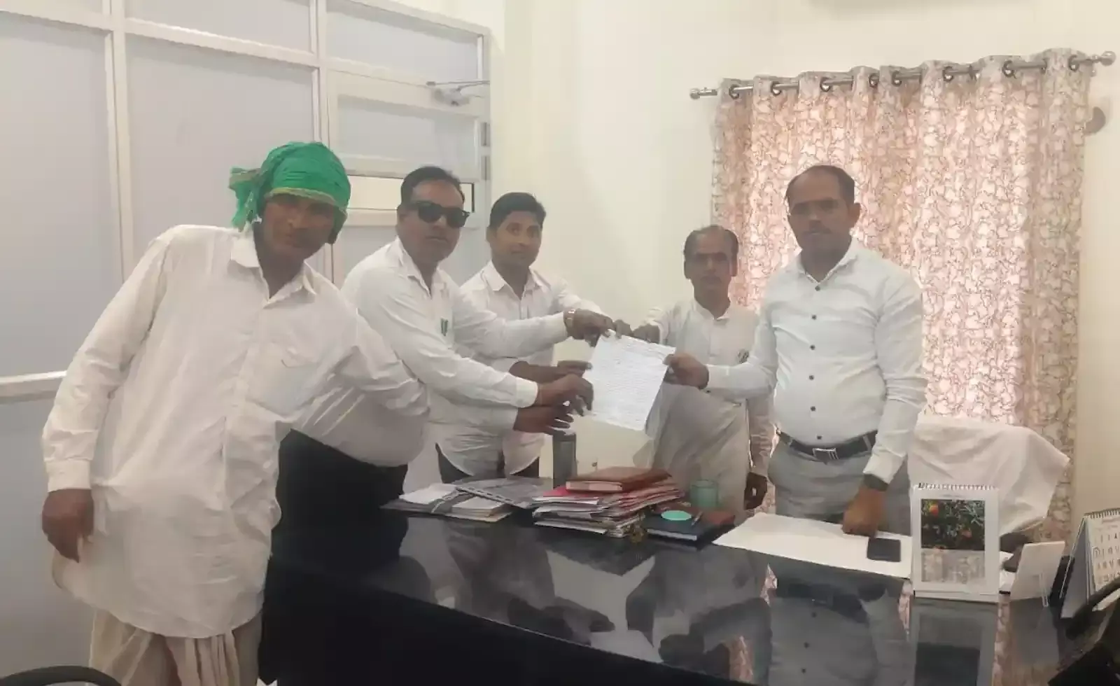 डीग में अतिरिक्त जिला कलेक्टर को महंगाई के विरोध में ज्ञापन सौंपते हुए एडवोकेट अशोक कुमार शर्मा और अन्य लोग। डीग में अतिरिक्त जिला कलेक्टर को महंगाई के विरोध में ज्ञापन सौंपते हुए एडवोकेट अशोक कुमार शर्मा और अन्य लोग।