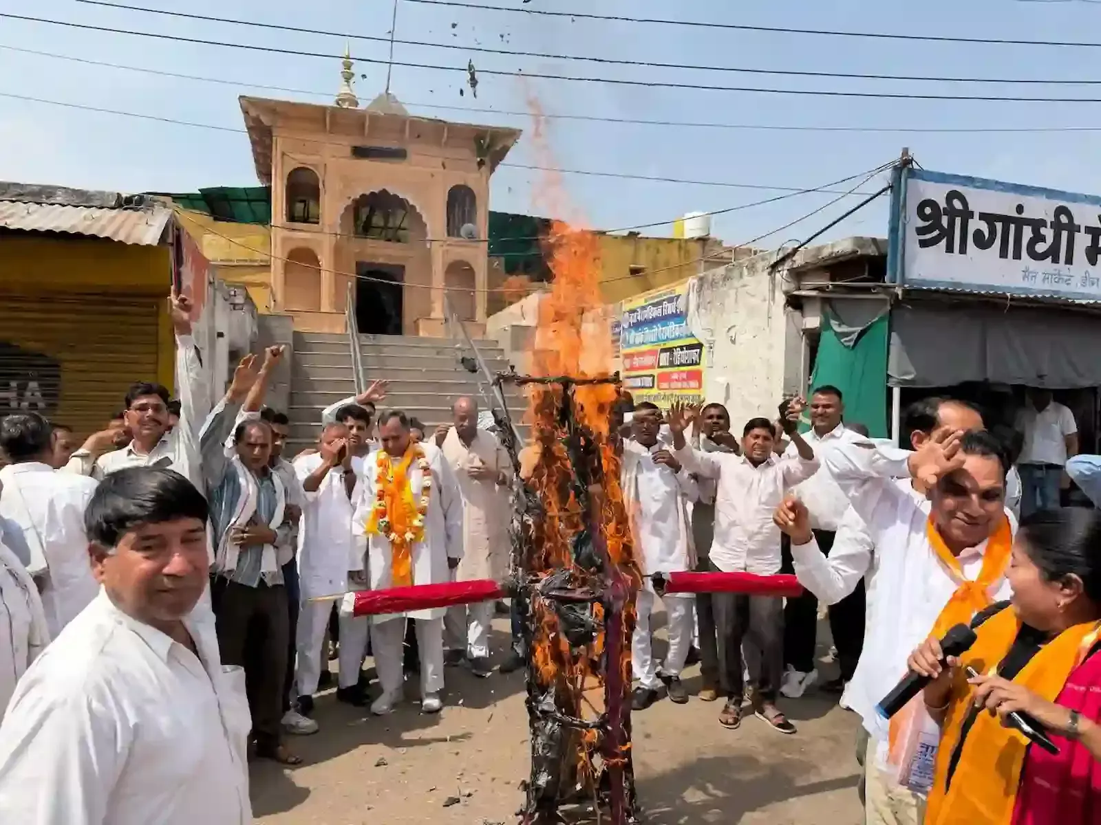 डीग के लक्ष्मण मंदिर के पास केंद्र सरकार के खिलाफ प्रदर्शन करते कांग्रेस कार्यकर्ता और पदाधिकारी। डीग के लक्ष्मण मंदिर के पास केंद्र सरकार के खिलाफ प्रदर्शन करते कांग्रेस कार्यकर्ता और पदाधिकारी।