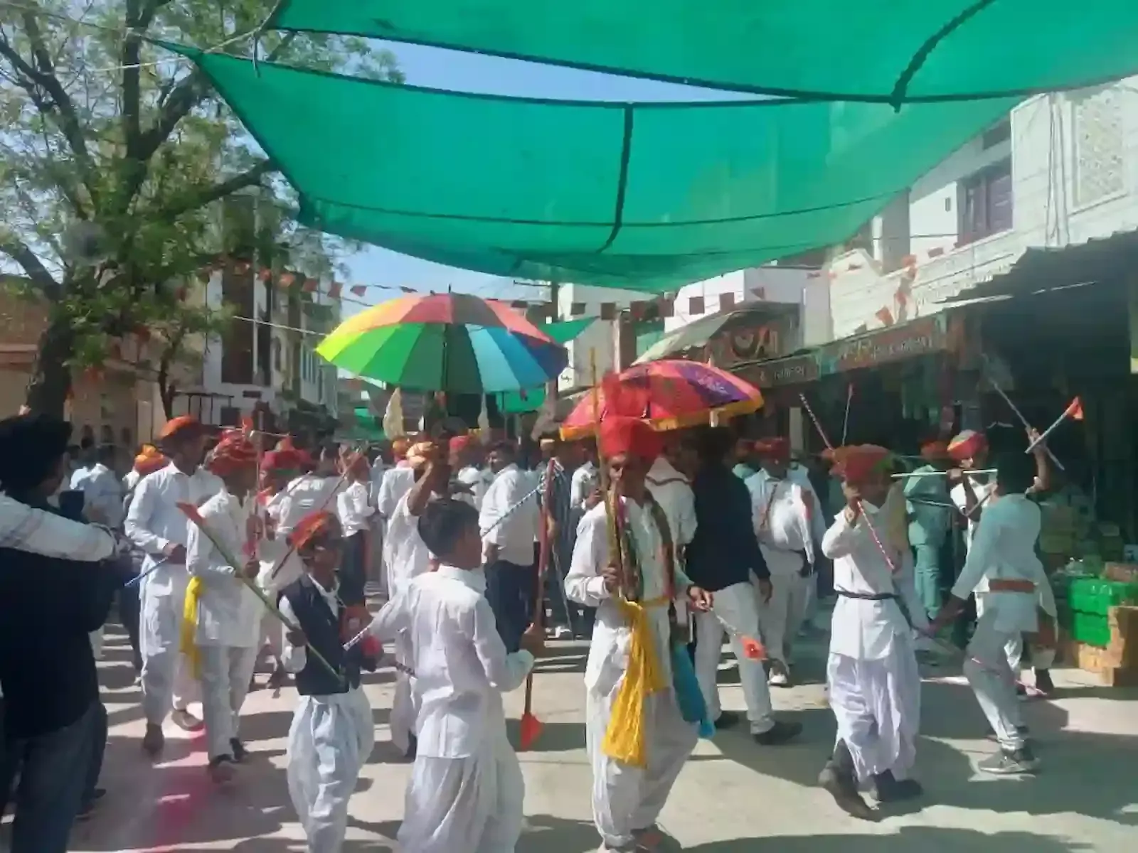 रायपुर मारवाड़ के मेला चौक में पारंपरिक वेशभूषा पहनकर ढोल पर गेर नृत्य करते कलाकार। रायपुर मारवाड़ के मेला चौक में पारंपरिक वेशभूषा पहनकर ढोल पर गेर नृत्य करते कलाकार।