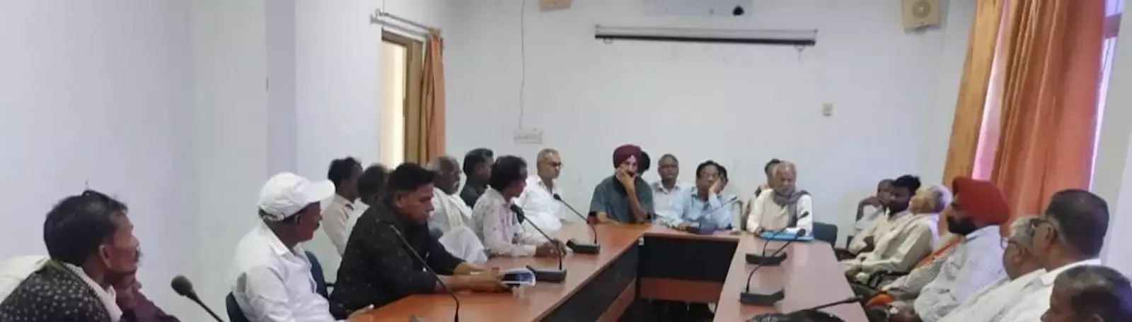 किसान भवन बारां में बैठक के दौरान बैठे हुए किसान महापंचायत के पदाधिकारी और सदस्य। किसान भवन बारां में बैठक के दौरान बैठे हुए किसान महापंचायत के पदाधिकारी और सदस्य।