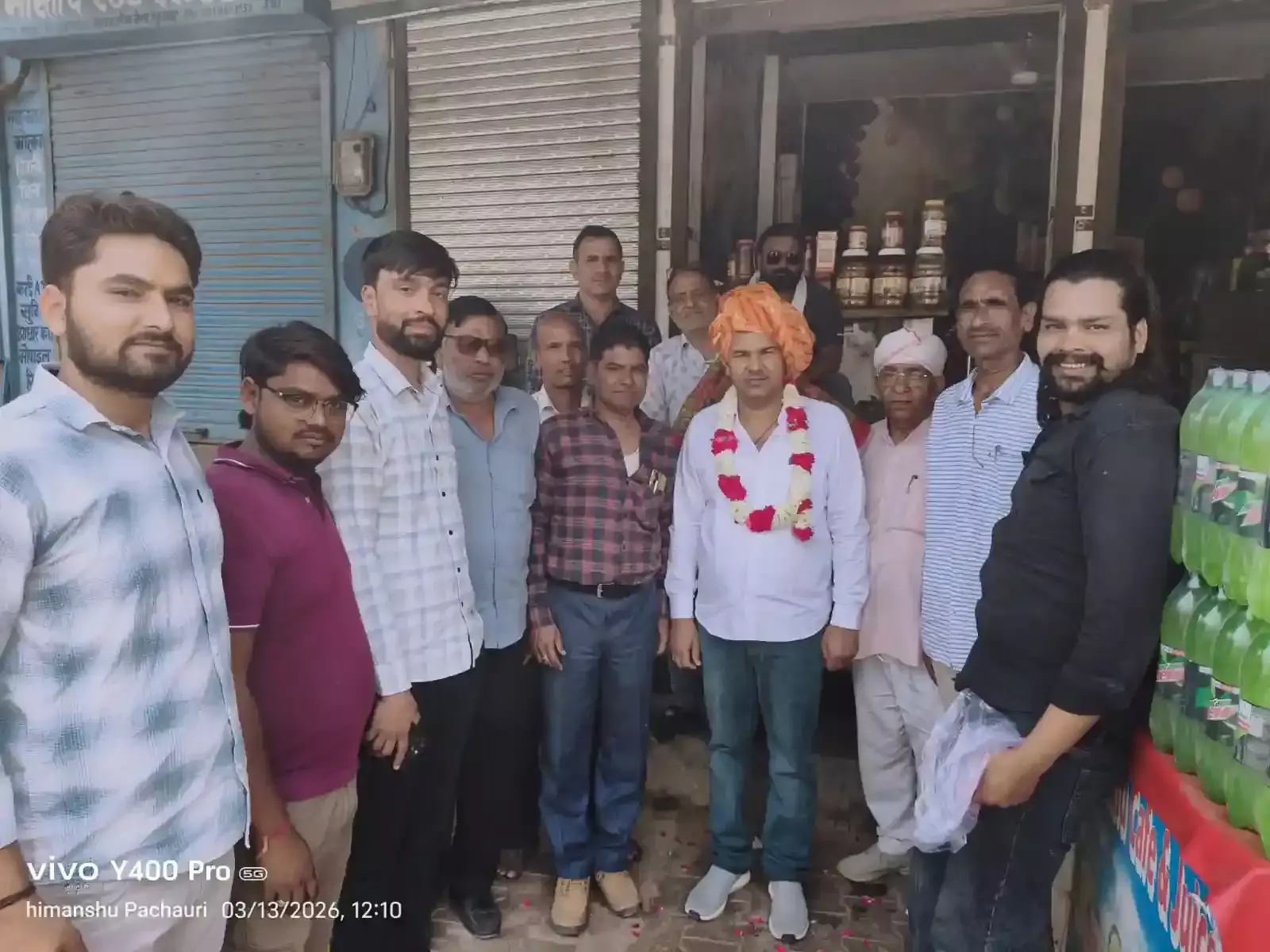 भुसावर में पदोन्नत उप निरीक्षक ओमप्रकाश फौजदार का साफा पहनाकर स्वागत करते ग्रामीण और स्थानीय नागरिक। भुसावर में पदोन्नत उप निरीक्षक ओमप्रकाश फौजदार का साफा पहनाकर स्वागत करते ग्रामीण और स्थानीय नागरिक।