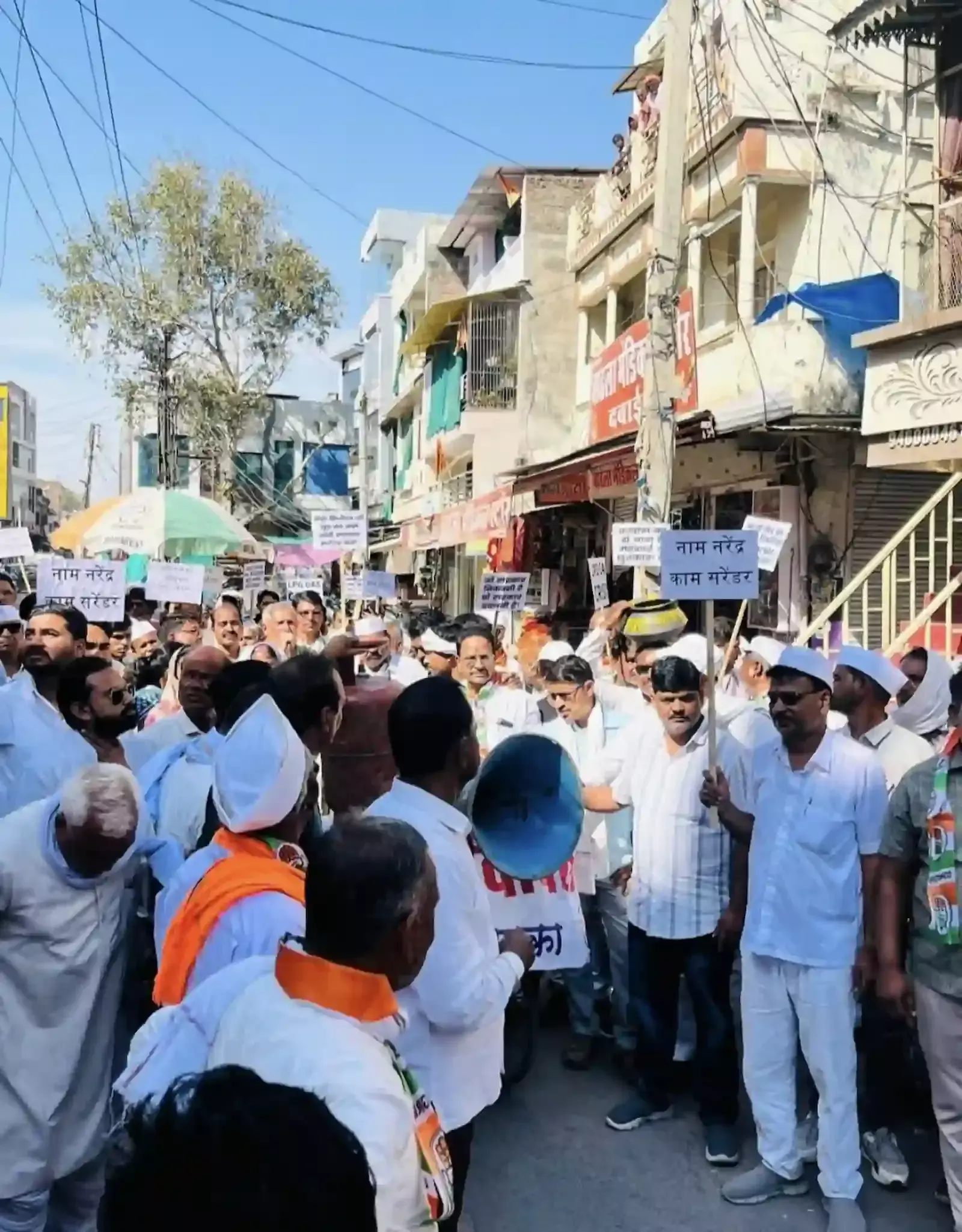 बारां के प्रताप चौक पर केंद्र सरकार के खिलाफ नारेबाजी करते और पुतला फूंकते कांग्रेस कार्यकर्ता। बारां के प्रताप चौक पर केंद्र सरकार के खिलाफ नारेबाजी करते और पुतला फूंकते कांग्रेस कार्यकर्ता।