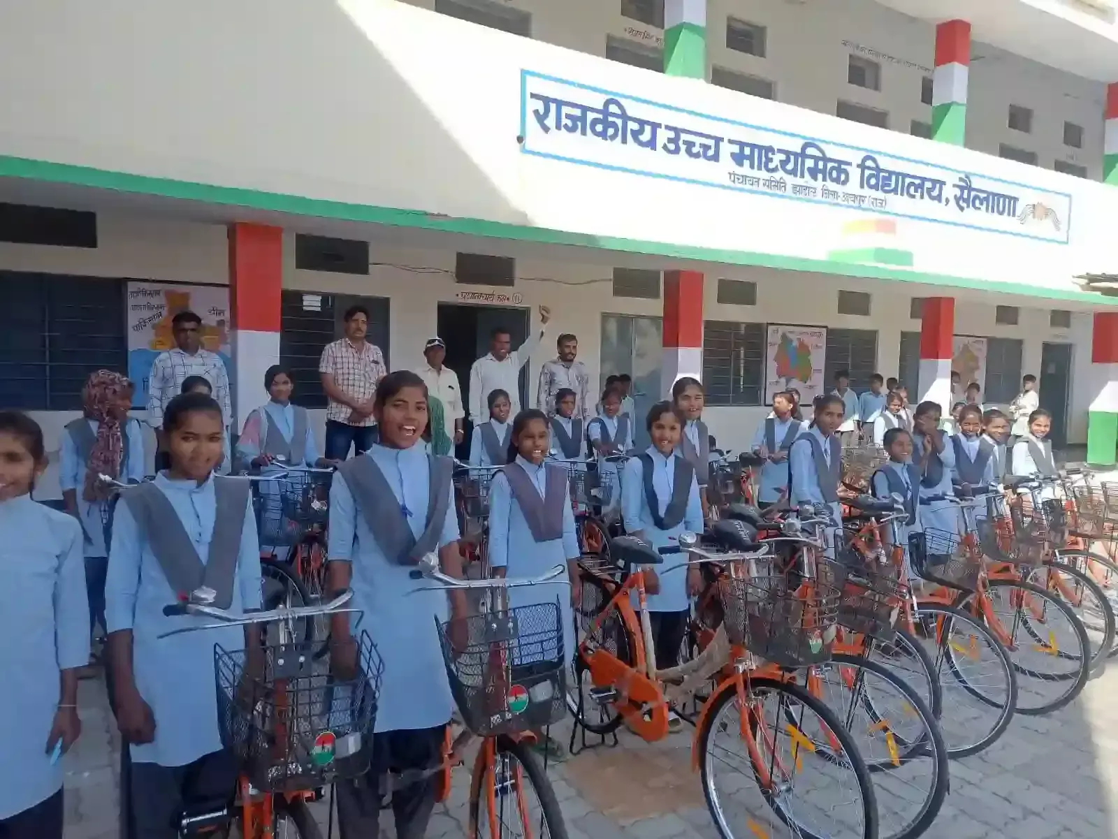राजकीय उच्च माध्यमिक विद्यालय सैलाना में जनप्रतिनिधियों से मुफ्त साइकिल प्राप्त करती कक्षा 9 की छात्राएं।