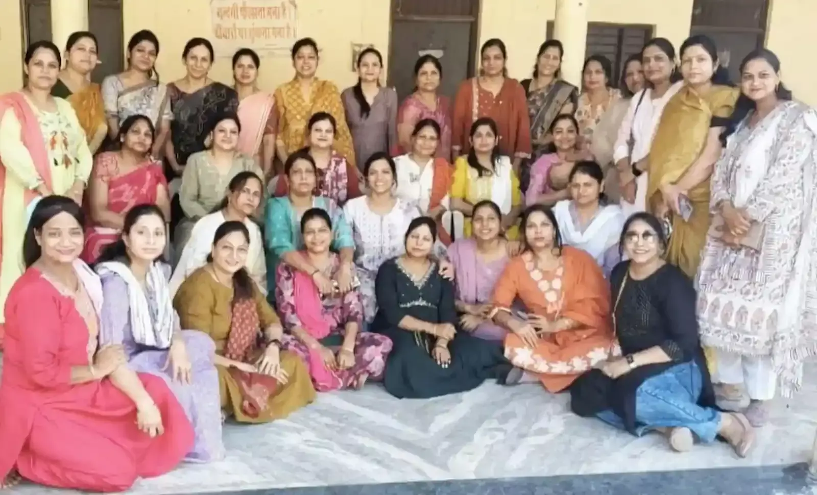 बारां की अग्रवाल धर्मशाला में महाराजा अग्रसेन सेवा समिति की महिला सदस्य बैठक करती हुई। बारां की अग्रवाल धर्मशाला में महाराजा अग्रसेन सेवा समिति की महिला सदस्य बैठक करती हुई।