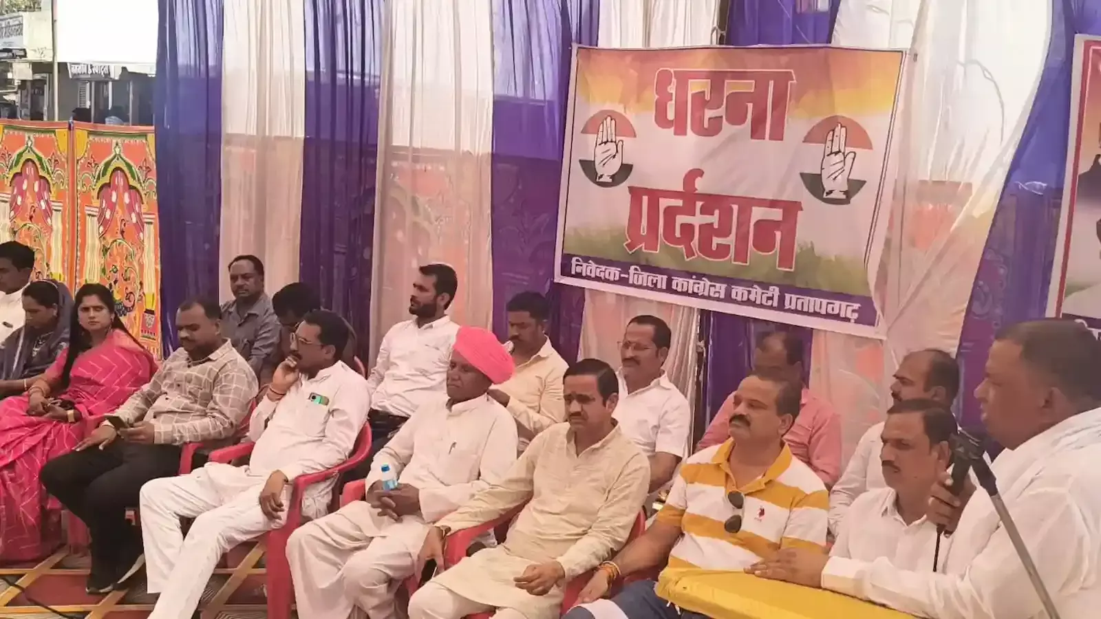 प्रतापगढ़ के गांधी चौराहे पर गैस सिलेंडर की मूल्य वृद्धि के खिलाफ प्रदर्शन करते कांग्रेस कार्यकर्ता और नेता। प्रतापगढ़ के गांधी चौराहे पर गैस सिलेंडर की मूल्य वृद्धि के खिलाफ प्रदर्शन करते कांग्रेस कार्यकर्ता और नेता।