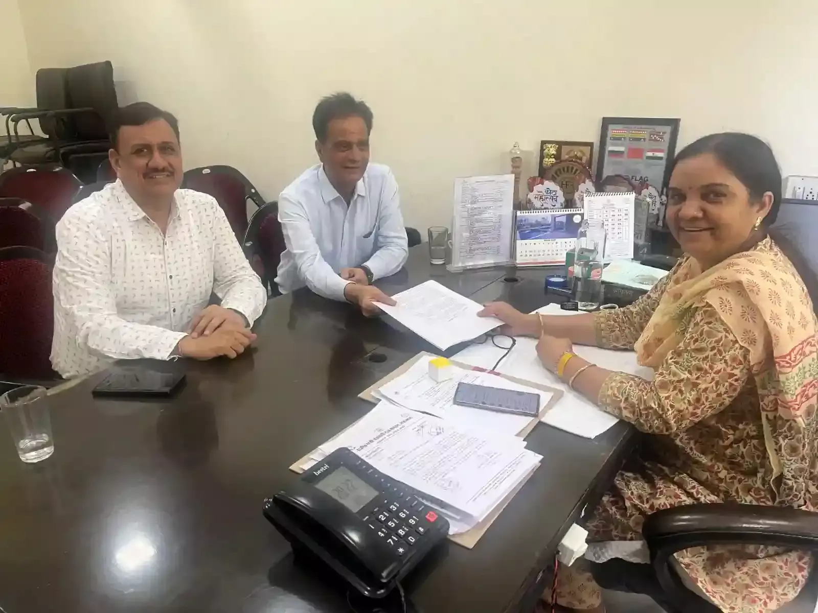 कोटा एडीएम कार्यालय में कमर्शियल गैस सिलेंडर आपूर्ति बहाल करने हेतु ज्ञापन देते व्यापार महासंघ प्रतिनिधि। कोटा एडीएम कार्यालय में कमर्शियल गैस सिलेंडर आपूर्ति बहाल करने हेतु ज्ञापन देते व्यापार महासंघ प्रतिनिधि।