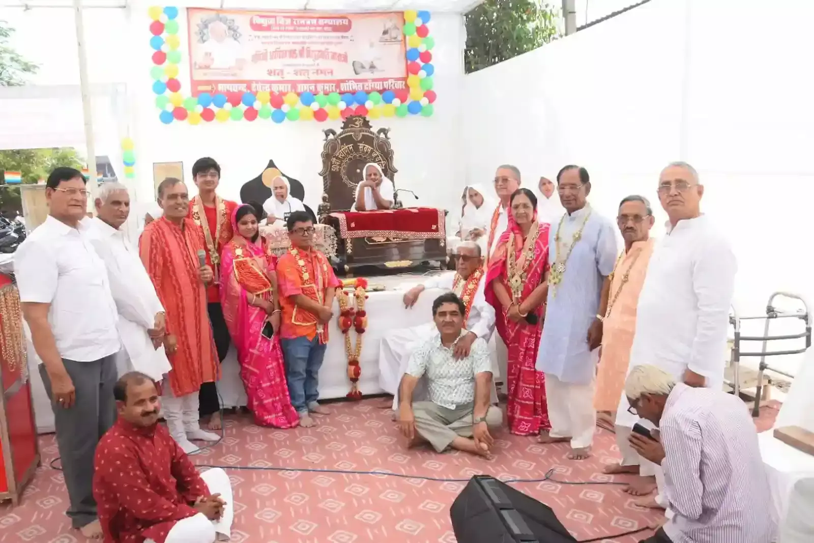 कोटा के रत्नत्रय ग्रन्थालय में आर्यिका विशुद्धमति माताजी के सान्निध्य में वेदी पर शास्त्र विराजमान कर सरस्वती पूजन करते जैन श्रद्धालु। कोटा के रत्नत्रय ग्रन्थालय में आर्यिका विशुद्धमति माताजी के सान्निध्य में वेदी पर शास्त्र विराजमान कर सरस्वती पूजन करते जैन श्रद्धालु।