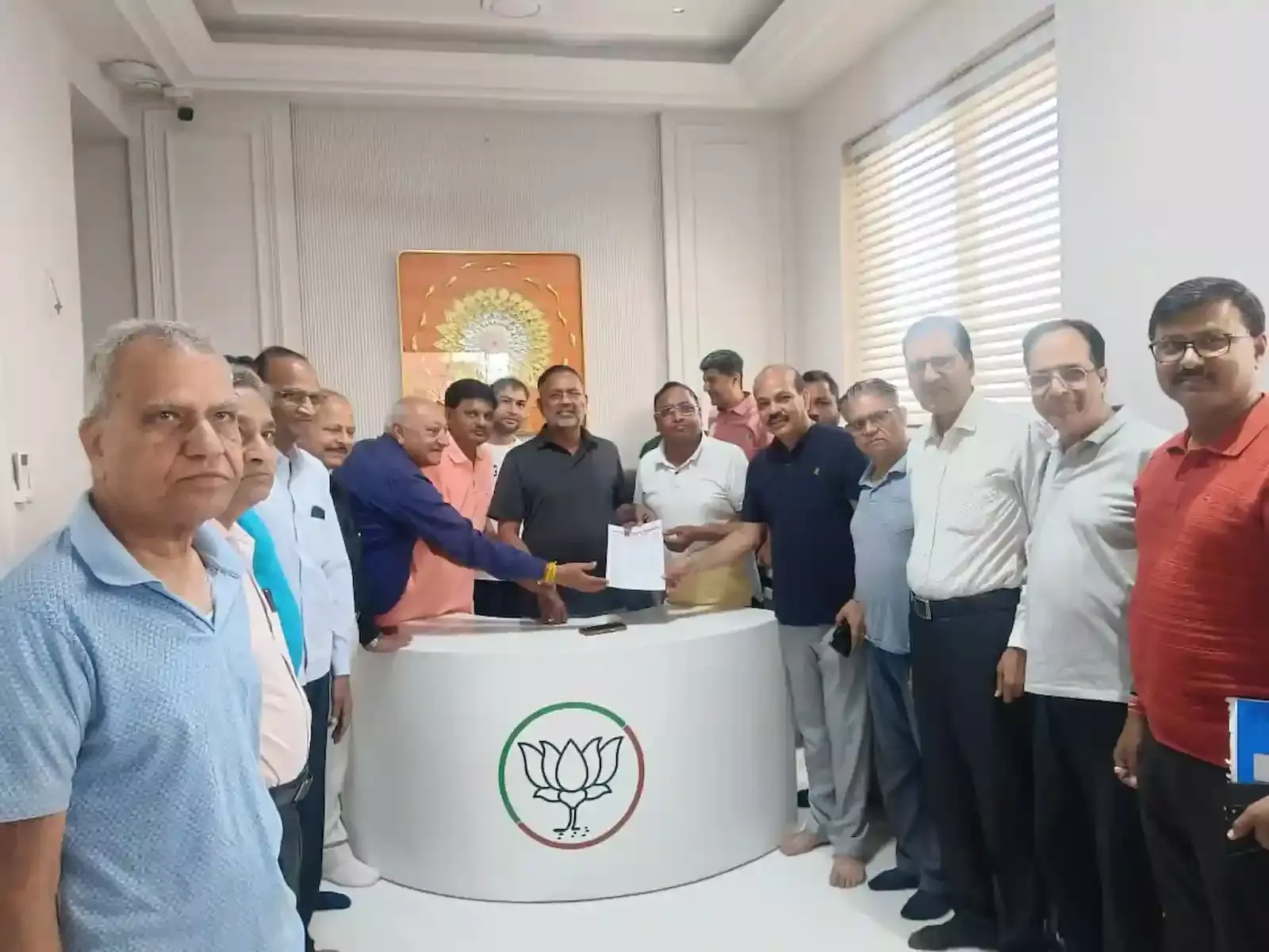 कोटा में ऊर्जा मंत्री हीरालाल नागर के साथ बैठक करते इंद्र विहार विकास समिति के सदस्य और केडीए अधिकारी। कोटा में ऊर्जा मंत्री हीरालाल नागर के साथ बैठक करते इंद्र विहार विकास समिति के सदस्य और केडीए अधिकारी।