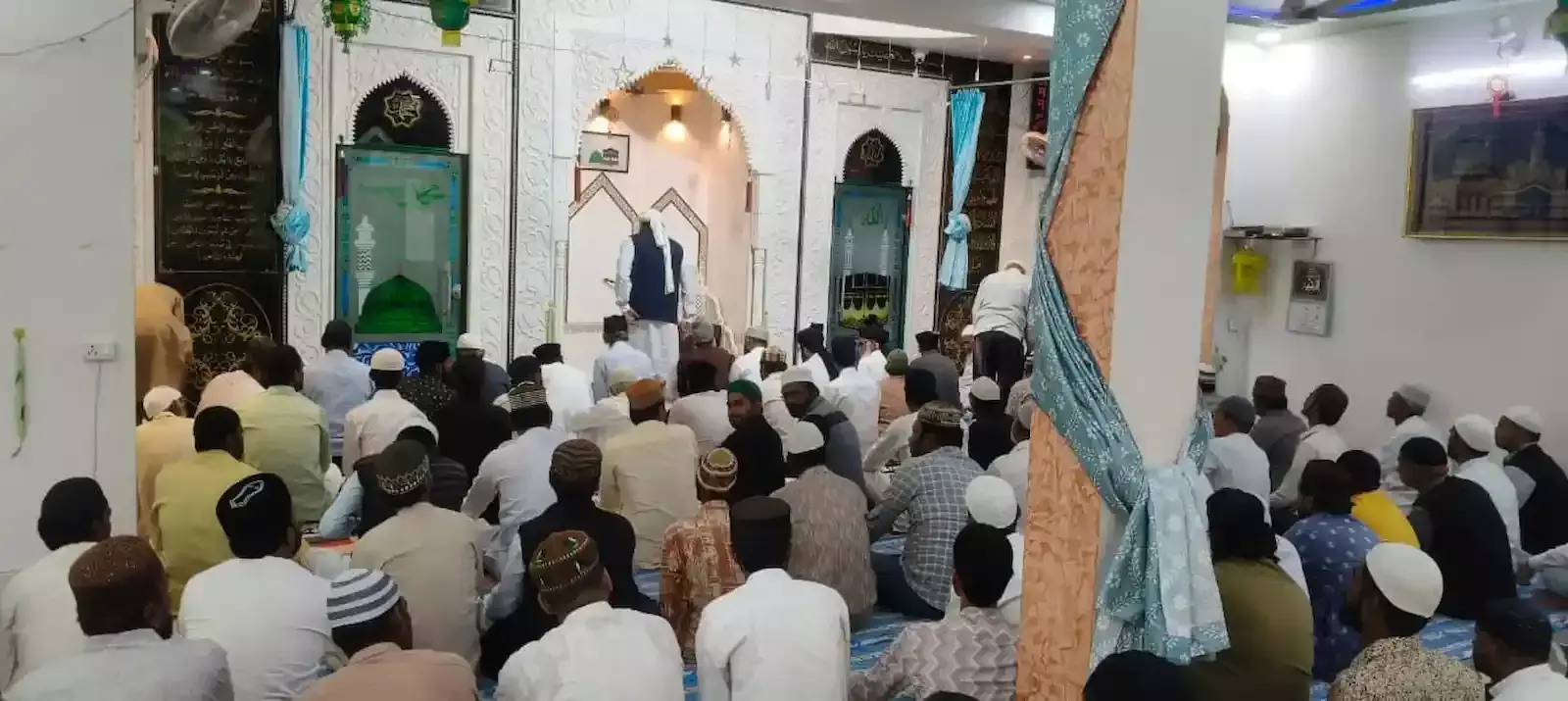 आमेट की जामा मस्जिद में रमजान के तीसरे जुमे पर नमाज पढ़ते हुए नमाजी। आमेट की जामा मस्जिद में रमजान के तीसरे जुमे पर नमाज पढ़ते हुए नमाजी।