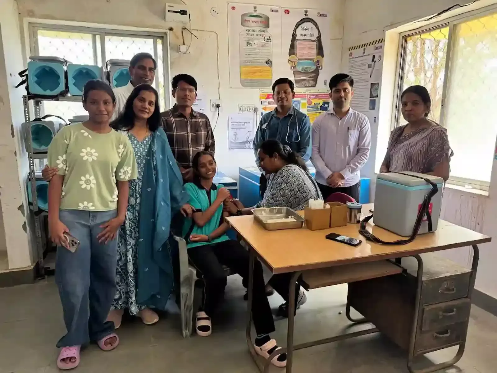 आमेट उपजिला चिकित्सालय में स्वास्थ्य कर्मियों द्वारा बालिका को सर्वाइकल कैंसर से बचाव का एचपीवी टीका लगाया जा रहा है। आमेट उपजिला चिकित्सालय में स्वास्थ्य कर्मियों द्वारा बालिका को सर्वाइकल कैंसर से बचाव का एचपीवी टीका लगाया जा रहा है।