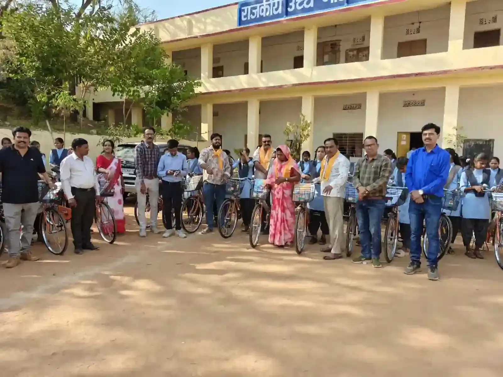 राजकीय उच्च माध्यमिक विद्यालय झाड़ोल में अतिथियों द्वारा कक्षा 9 की छात्राओं को साइकिल प्रदान की जा रही है।