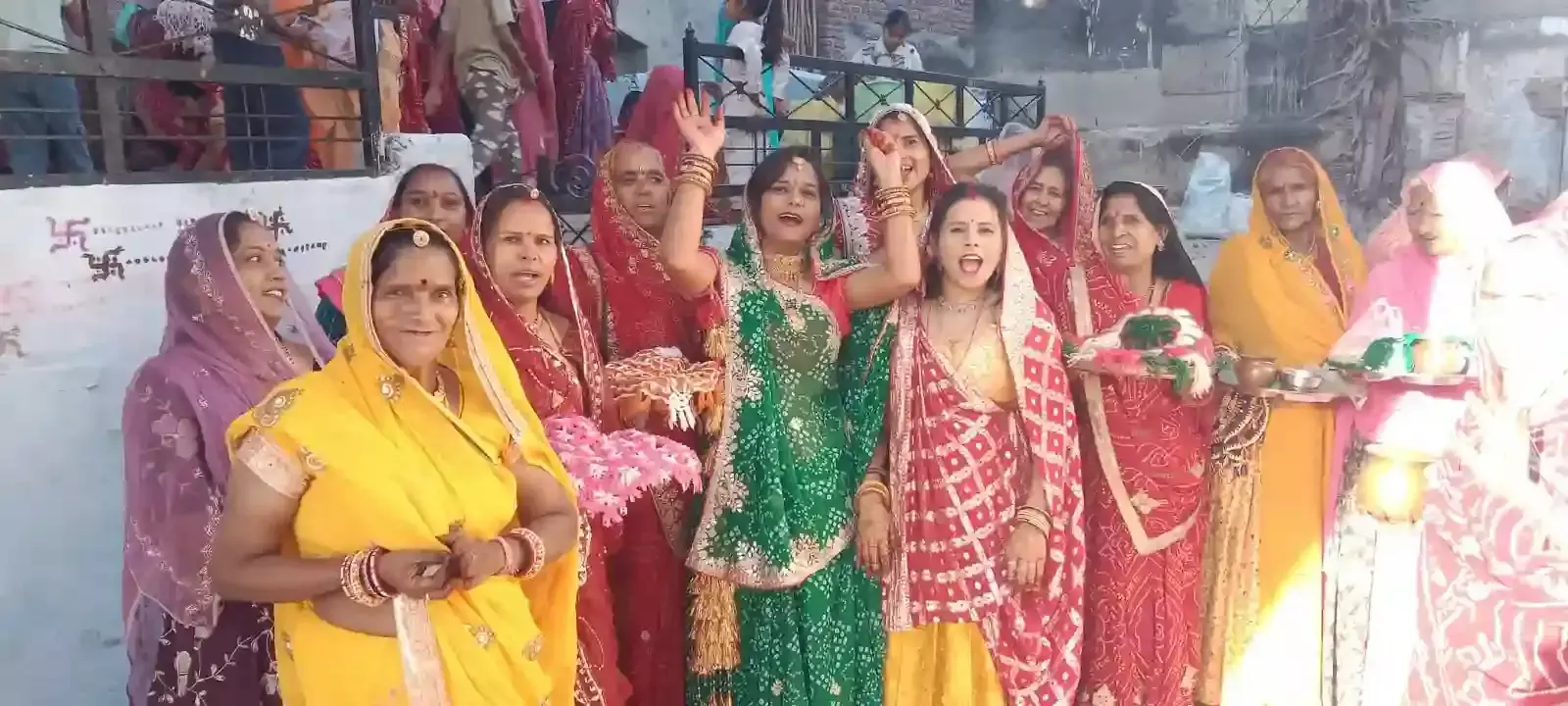 आकोला में पीपल के वृक्ष के पास पूजा की थाली लिए दशा माता की अर्चना करतीं महिलाएं। आकोला में पीपल के वृक्ष के पास पूजा की थाली लिए दशा माता की अर्चना करतीं महिलाएं।