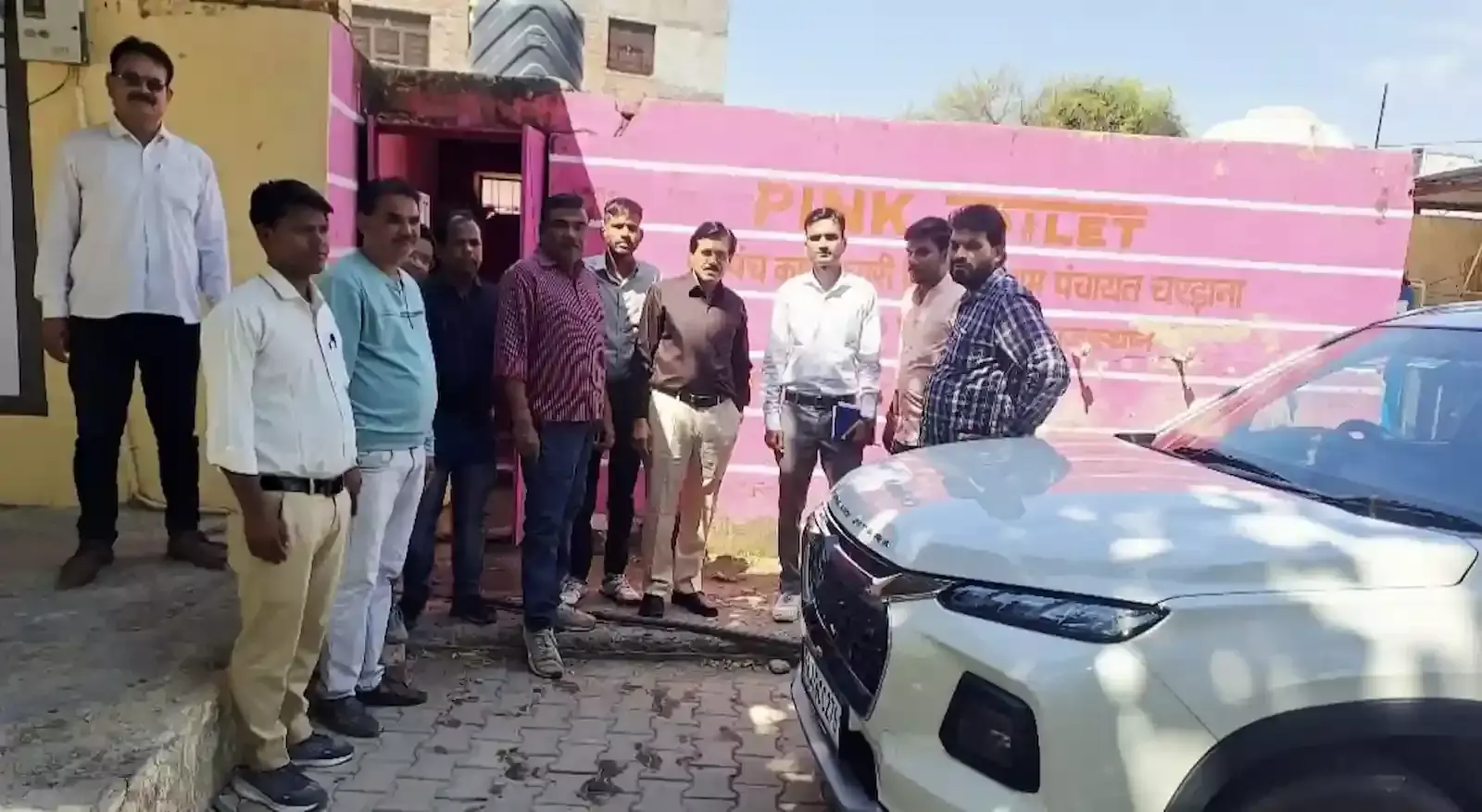 ग्राम पंचायत चरड़ाना में स्वच्छ भारत मिशन के अंतर्गत पिंक टॉयलेट का जायजा लेते राज्य स्तरीय टीम के अधिकारी और स्थानीय जनप्रतिनिधि। ग्राम पंचायत चरड़ाना में स्वच्छ भारत मिशन के अंतर्गत पिंक टॉयलेट का जायजा लेते राज्य स्तरीय टीम के अधिकारी और स्थानीय जनप्रतिनिधि।