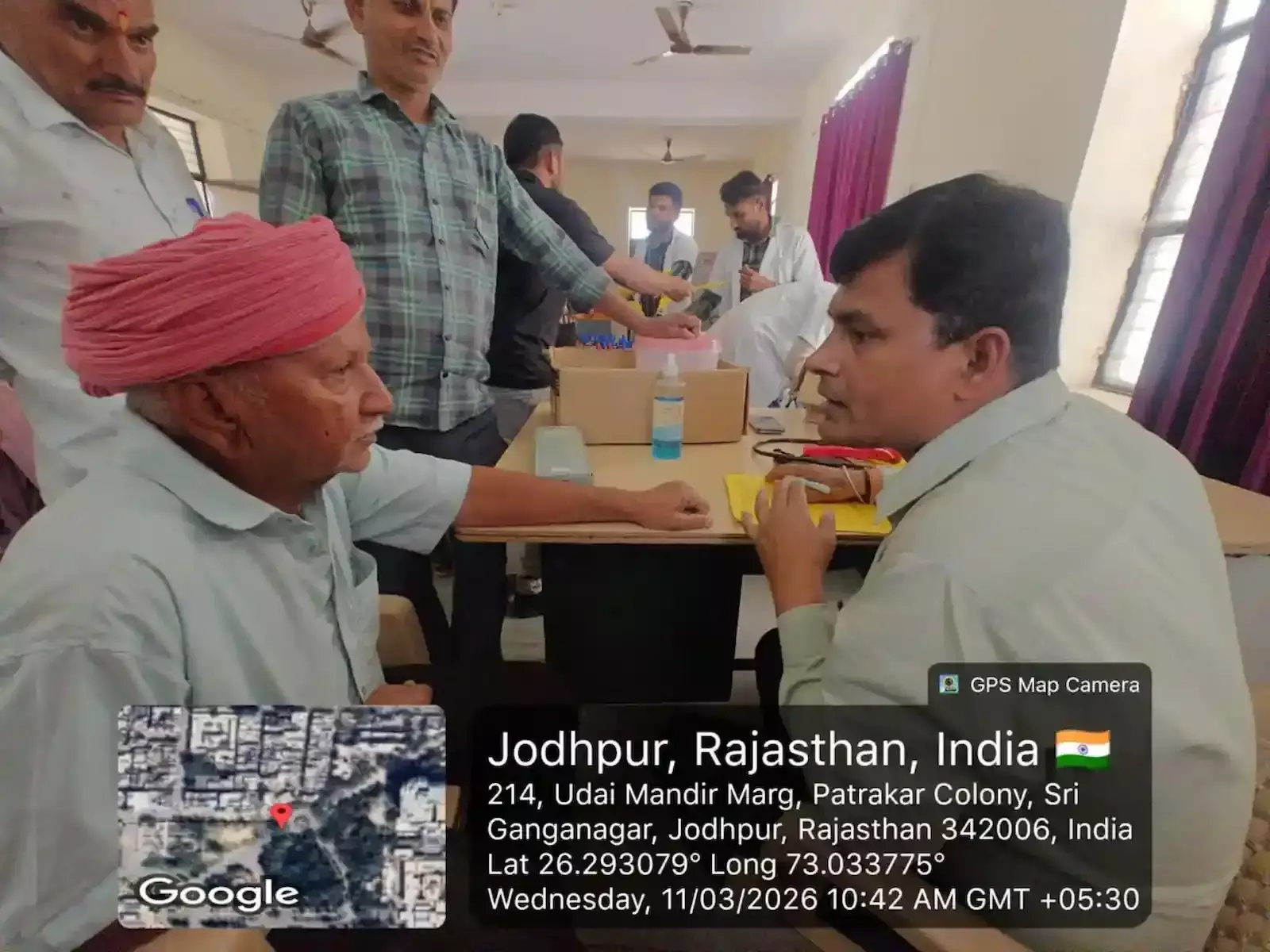 माधव विश्वविद्यालय के होम्योपैथिक डॉक्टर सिरोही के ओर गांव में ग्रामीणों का स्वास्थ्य परीक्षण करते हुए। माधव विश्वविद्यालय के होम्योपैथिक डॉक्टर सिरोही के ओर गांव में ग्रामीणों का स्वास्थ्य परीक्षण करते हुए।