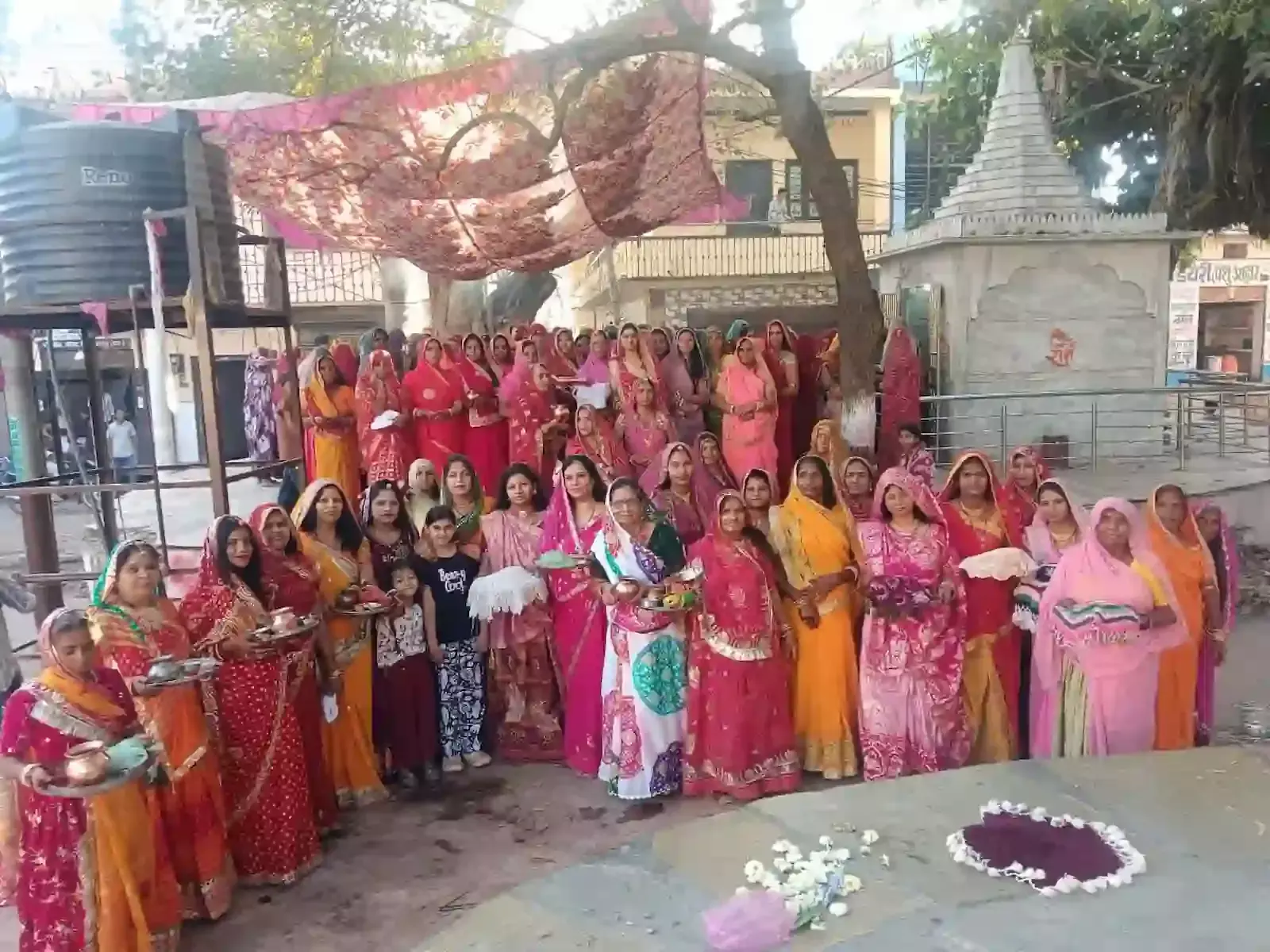 खेरोदा में पीपल के पेड़ की पूजा करती महिलाएं दशा माता पर्व के अवसर पर खेरोदा में पीपल के पेड़ की पूजा करती महिलाएं दशा माता पर्व के अवसर पर